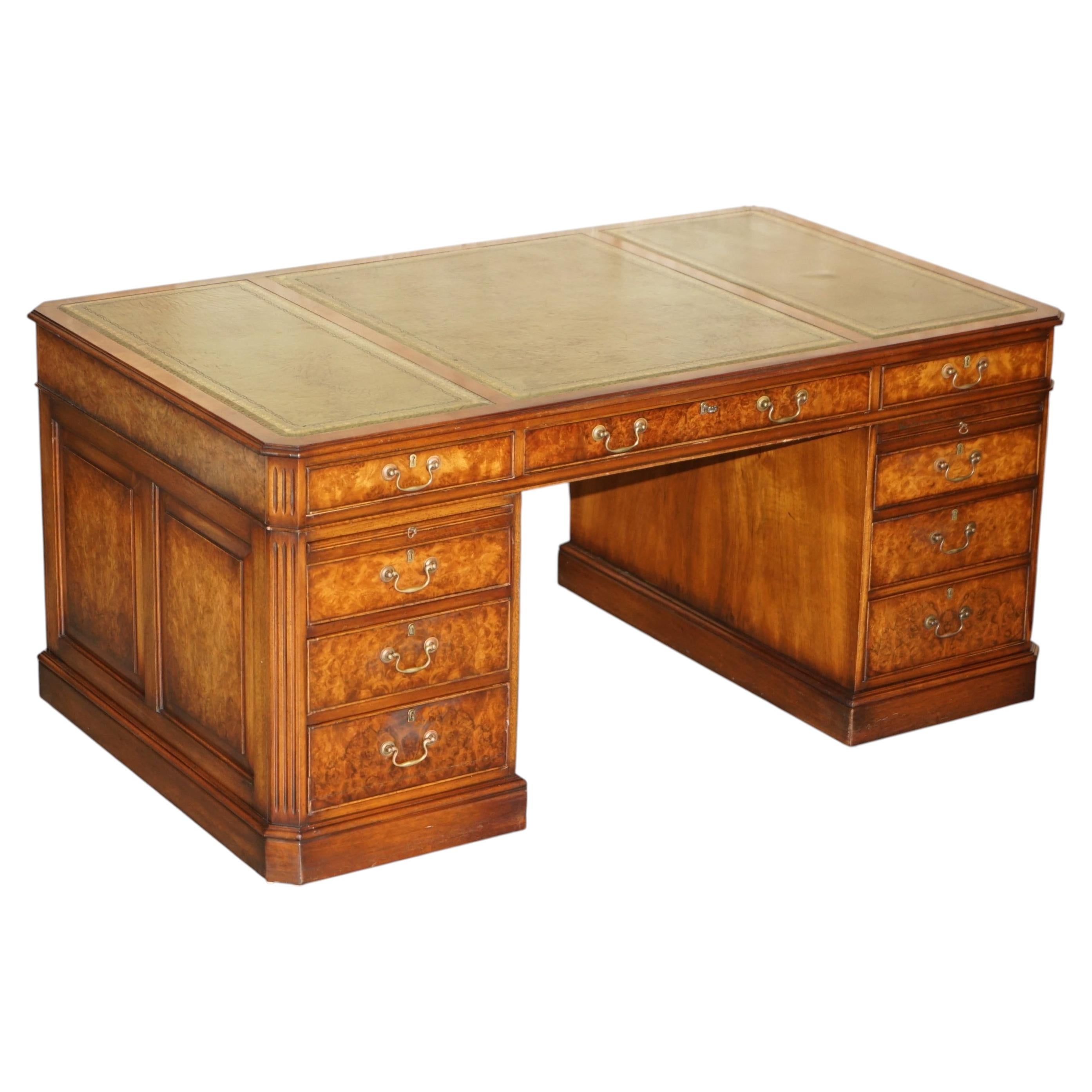 SCHIVIERO DA SCRIVANIA PER COPPIA CON BASE A DOPPIO PIEDISTALLO IN LEGNO DI NOCE BURR E PELLE VERDE, CON VASSOIO PER BUSTARELLE "BUTLERS" in vendita