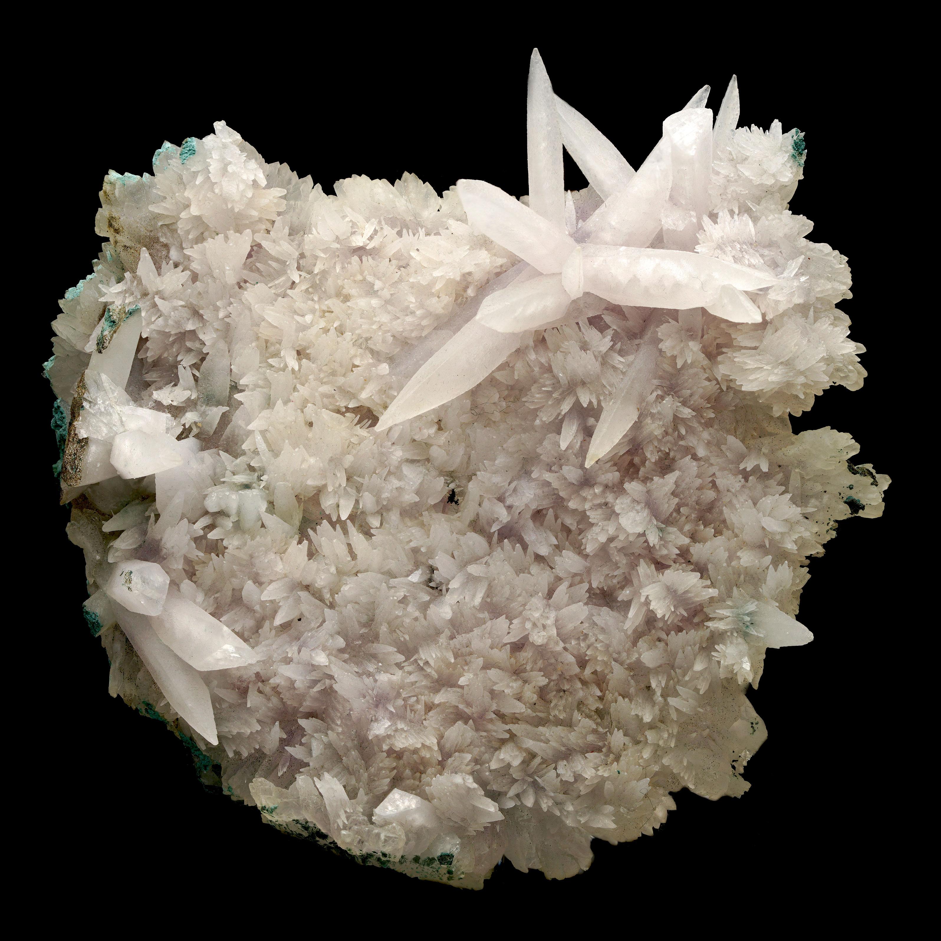 Scopri l'affascinante bellezza di questo esemplare di Calcite su Ametista proveniente dal Brasile, un pezzo straordinario che mostra l'armoniosa fusione di due magnifici minerali. I cristalli di calcite, con la loro lucentezza e le loro formazioni