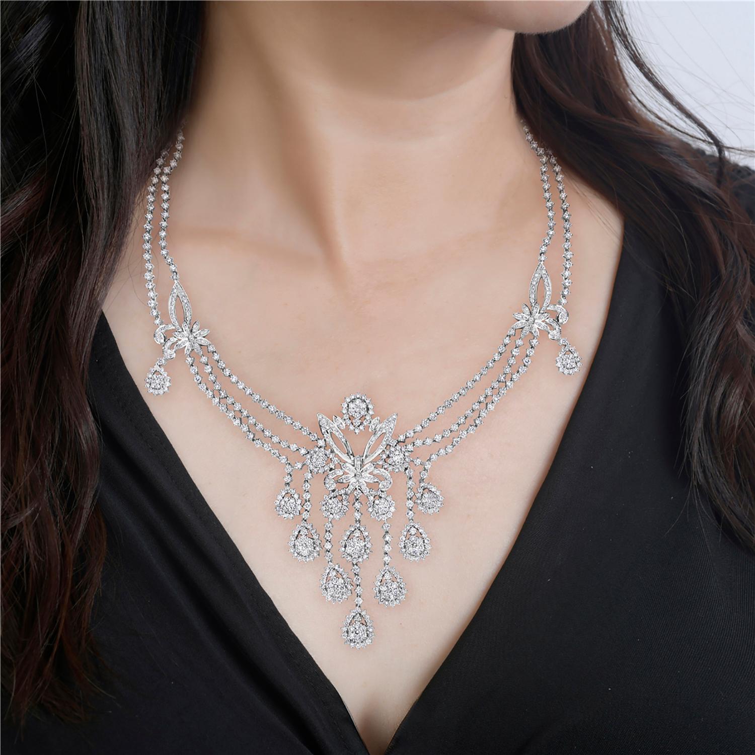 Metall Details
18KT Gold: 69,40g

Diamant Details
Diamant: 17,5ct

Produktmerkmale
Prächtiges Kaskadenmuster mit floralen und tropfenförmigen Diamantbüscheln
Gefertigt aus 18 Karat Weißgold mit außergewöhnlicher Brillanz
Luxuriöse