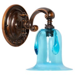 Magnifiques appliques murales Art Nouveau en cuivre moulé et abat-jour cloche en verre bleu vaseline
