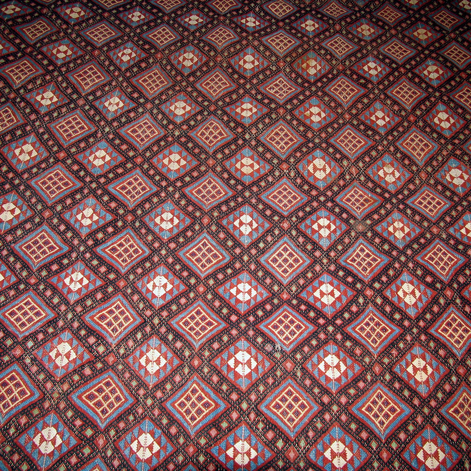 Exquisiter kaukasischer flachgewebter Teppich aus den 1940er Jahren (Mitte des 20. Jahrhunderts) im Angebot