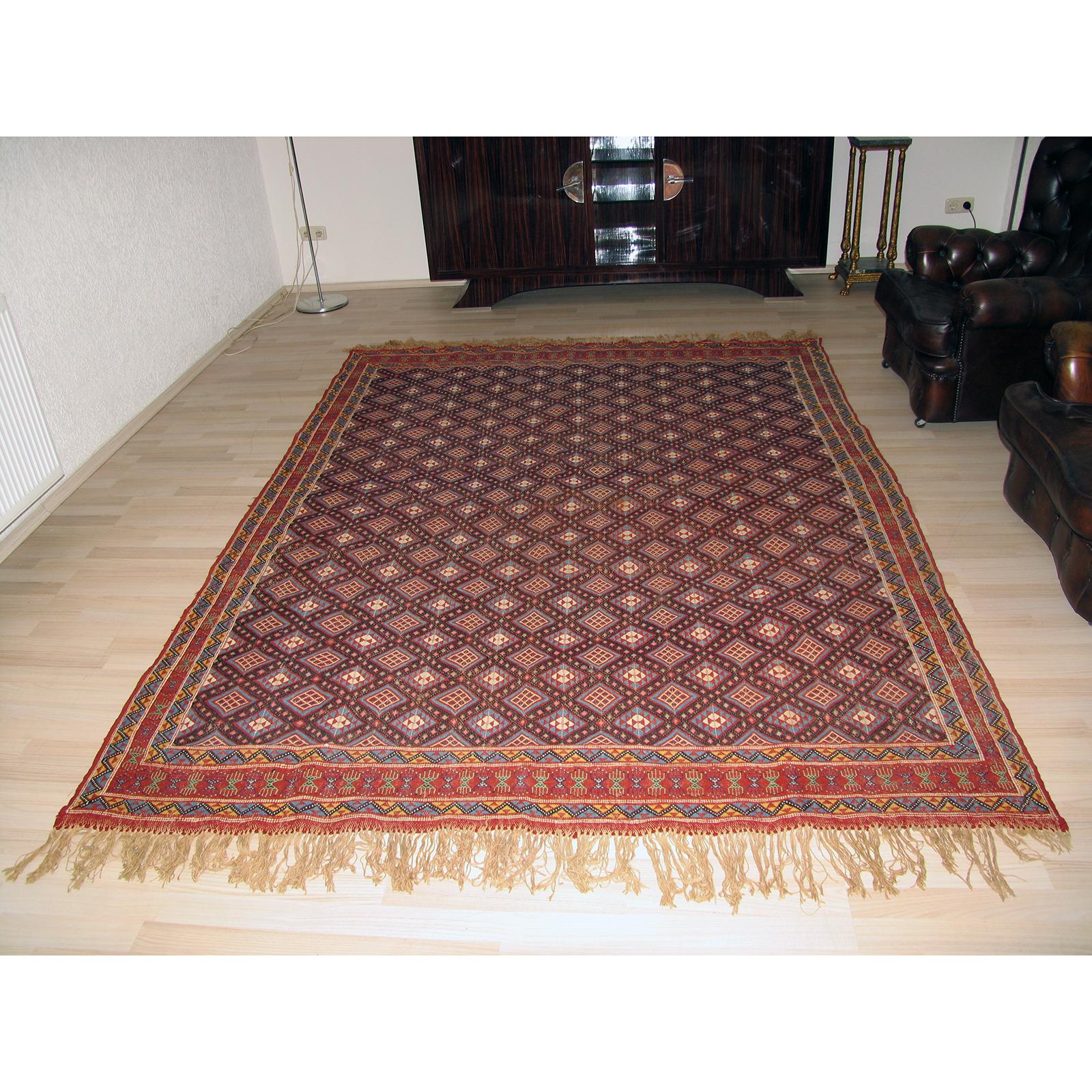 Fabuleux tapis caucasien tissé à plat avec un magnifique motif géométrique. Laine. Il est en très bon état d'usage, avec des signes minimes d'utilisation et une certaine usure des franges. Cette moquette a été professionnellement nettoyée et est