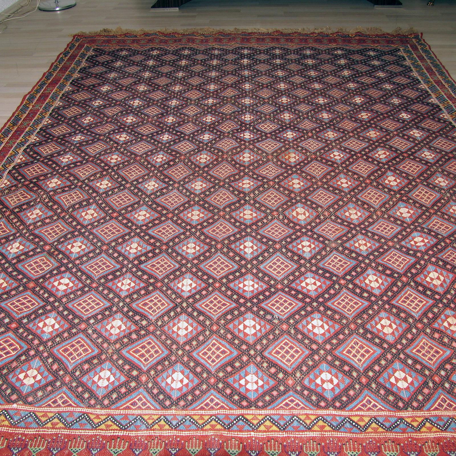 Tissé à la main Magnifique tapis caucasien tissé à plat 6,9 pieds x 9,8 pieds des années 1940 en vente