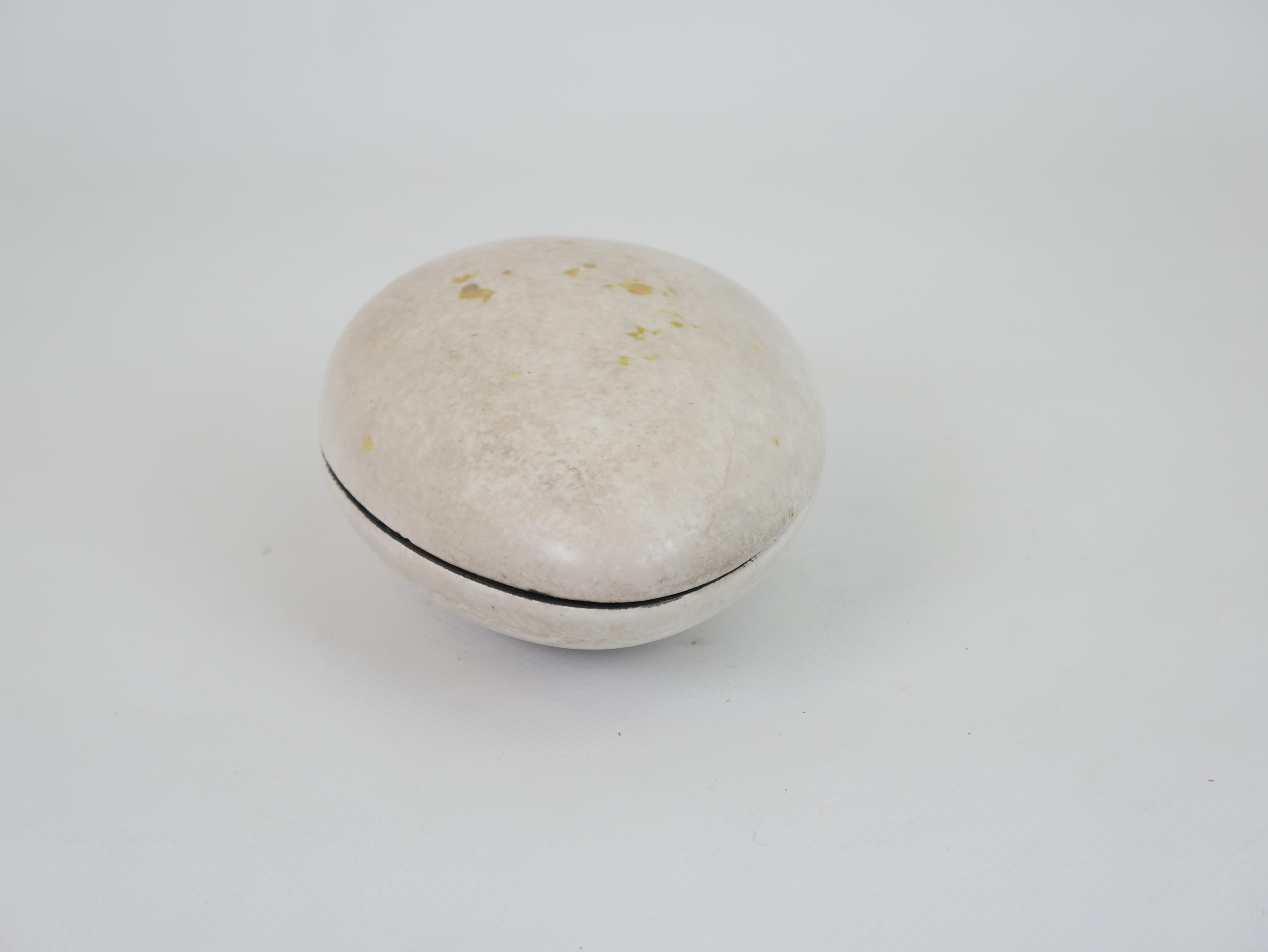 Exquisite ceramic box or tidy in the shape of a pebble by Hans Hedberg In Excellent Condition For Sale In NICE, FR