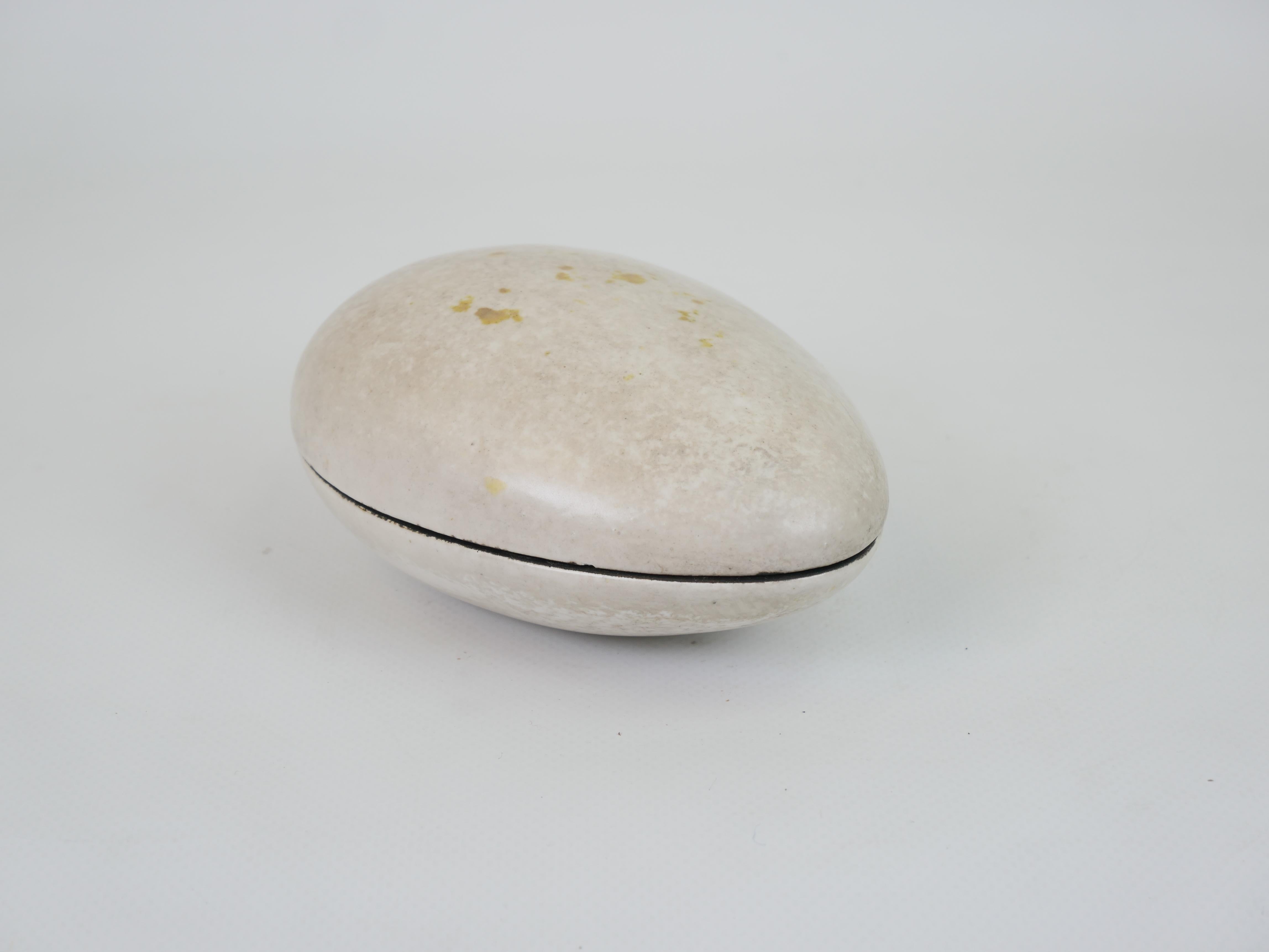 Mid-20th Century Exquisite ceramic box or tidy in the shape of a pebble by Hans Hedberg For Sale