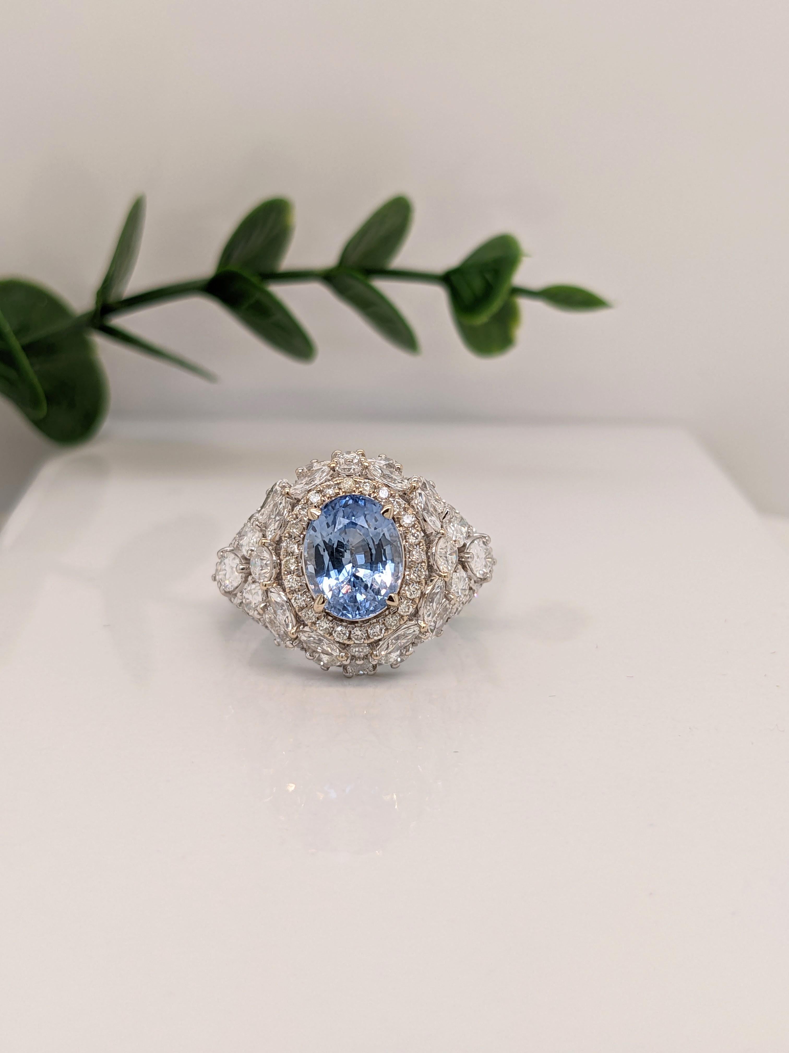 Ein wahrhaft bezaubernder Ring mit einem wunderschönen blauen Ceylon-Saphir von 2,7 Karat, gefasst in zweifarbigem 18-karätigem Gold und verziert mit einem fesselnden Arrangement aus funkelnden runden, birnenförmigen und marquisenförmigen Diamanten.