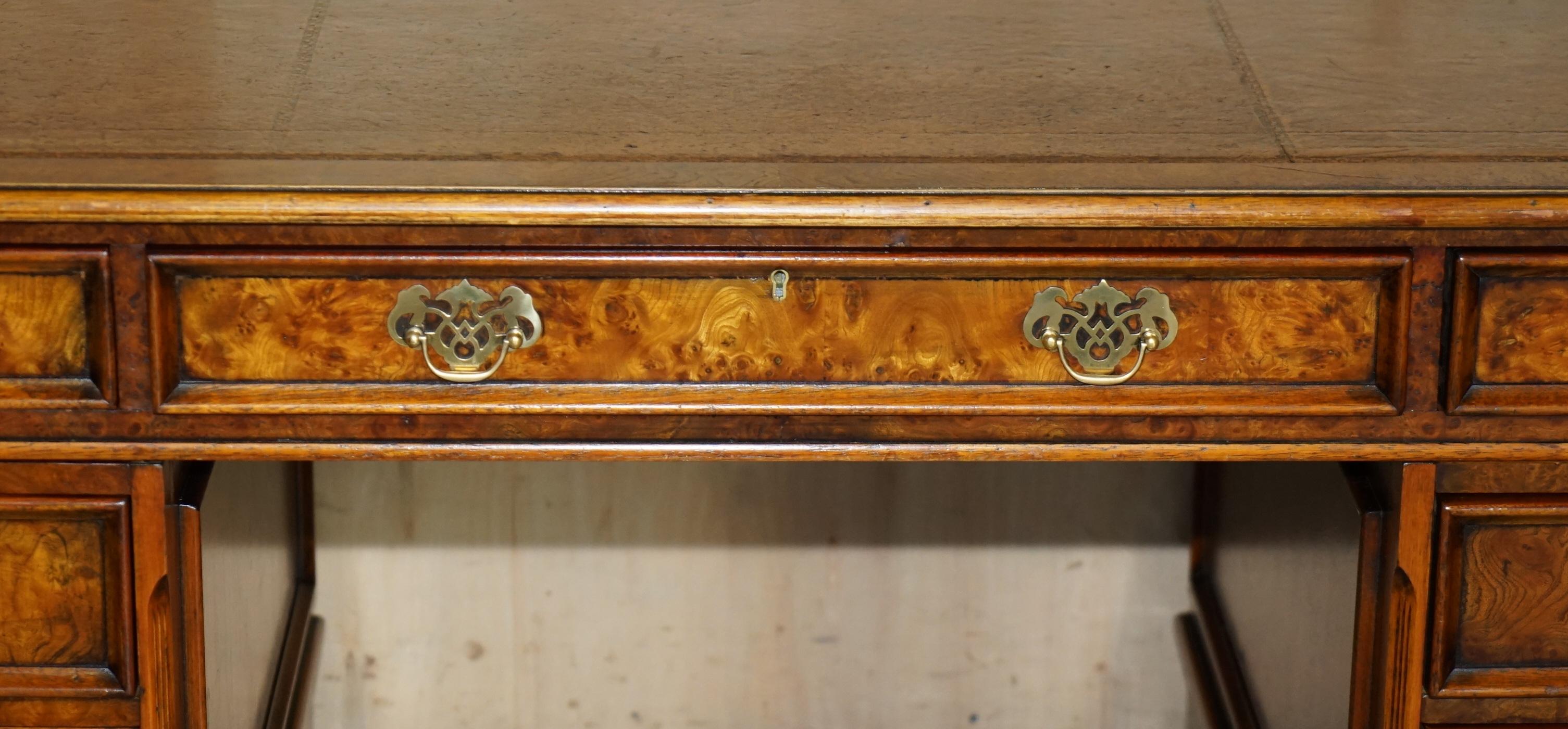 EXQUISITE CHARLES LOWE & SONS BURR WALNUT BROWN LEATHER PEDESTAL DESK SLIP TRAYs In Good Condition In West Sussex, Pulborough