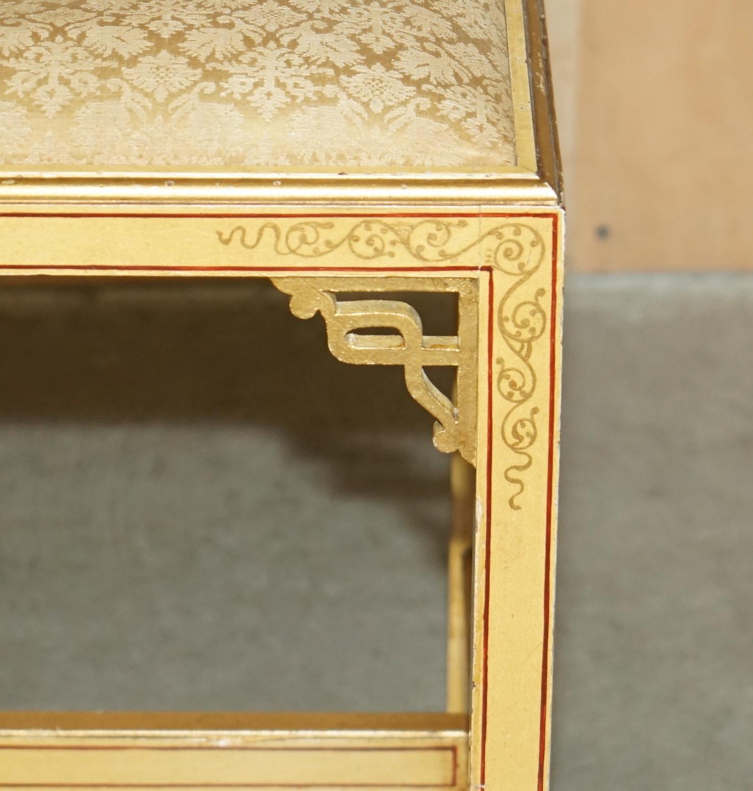 UN'ESQUISITA TAVOLA DA BAGNO IN NOCE CINESE E SGABELLO CHE FA PARTE DI UNA SUITE in vendita 11