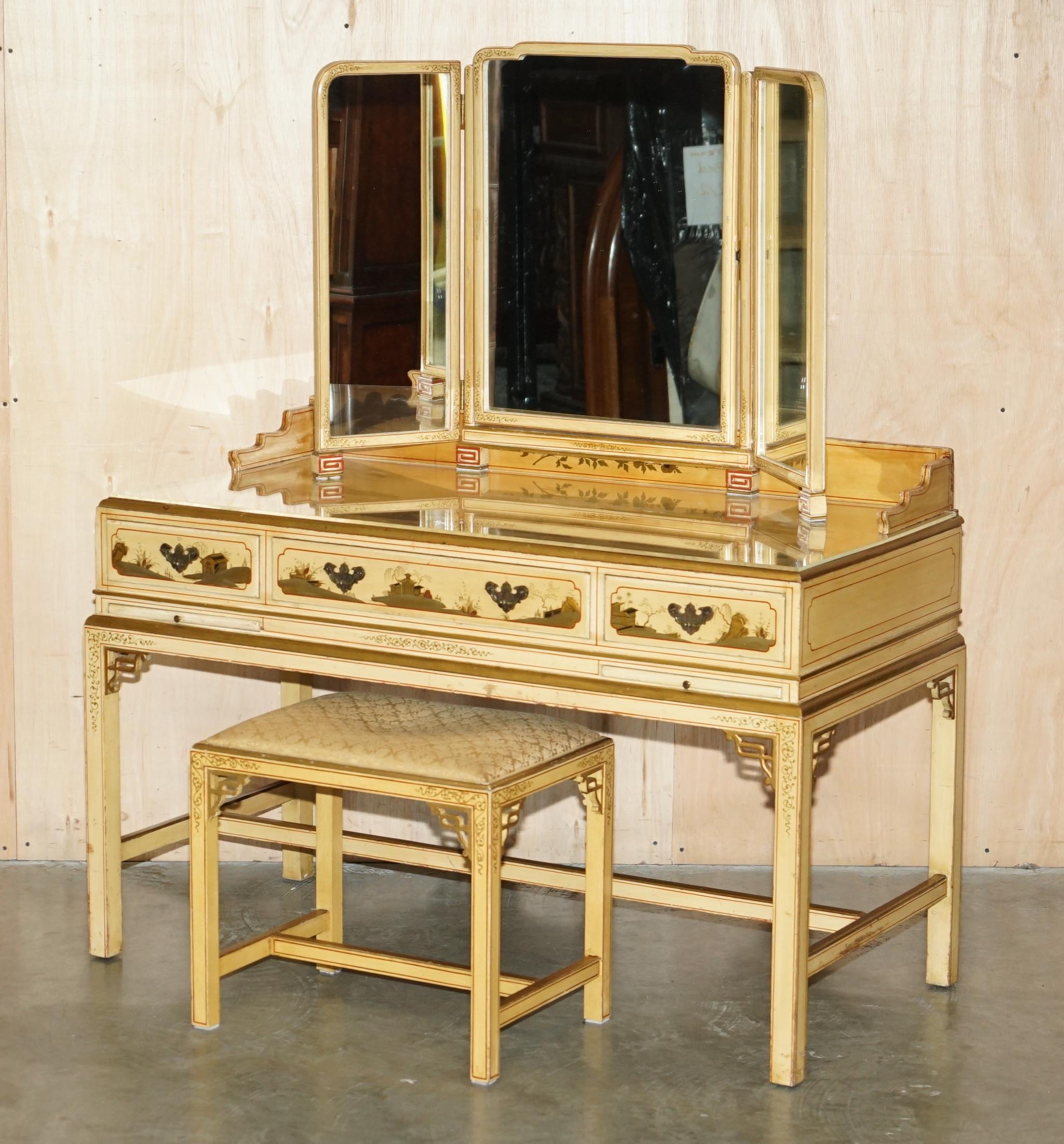 Casa Reale Antiquariato

Royal House Antiques è lieta di offrire in vendita questa splendida toeletta cinese cineseria originale del 1920 con tre specchi pieghevoli e sgabello abbinato che fa parte di una suite 

Tieni presente che le spese di