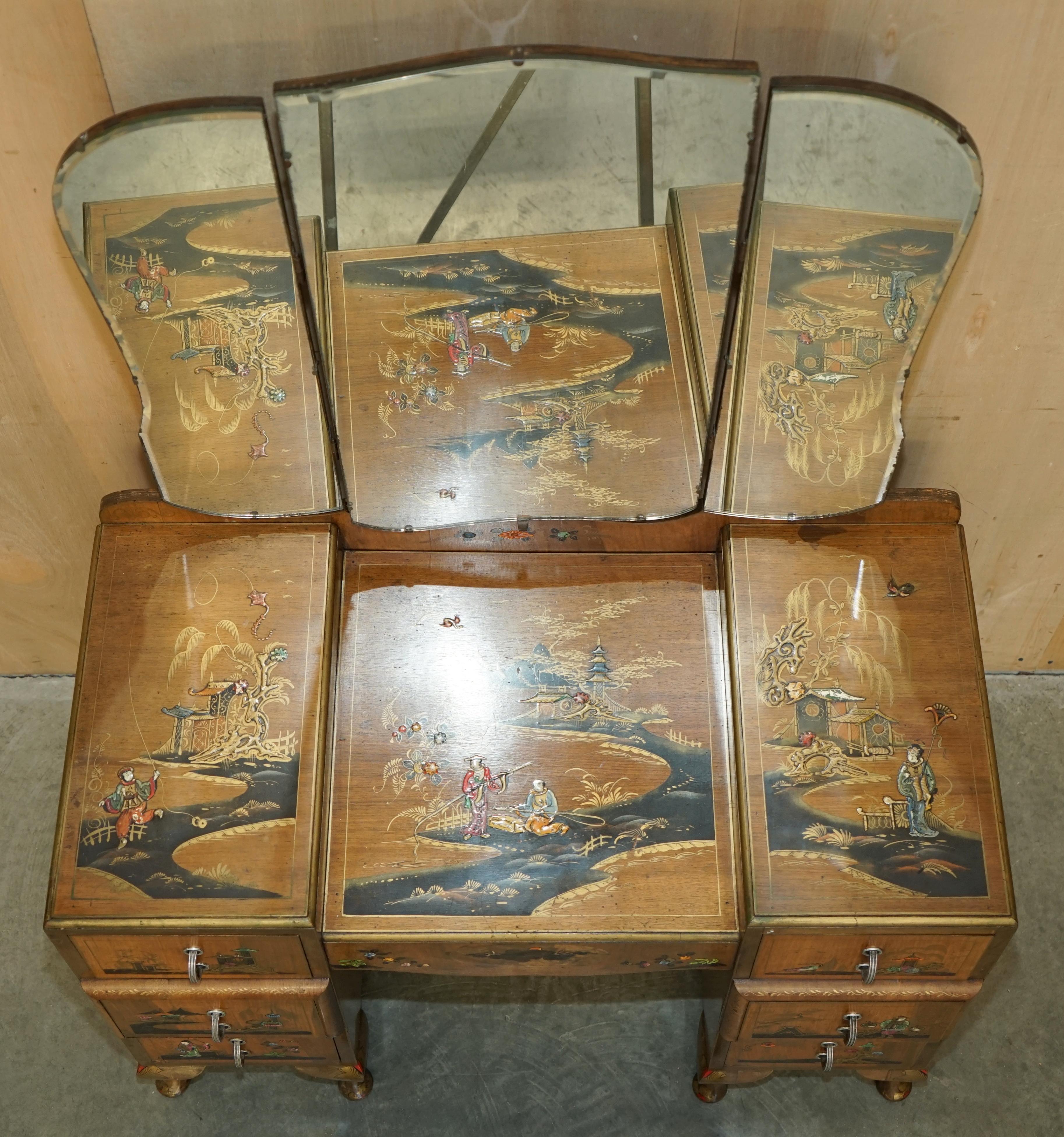 EXQUISITE CHiNESE EXPORT CHINOISERIE WALNUT DRESSING TABLE PART OF A SUITe For Sale 5
