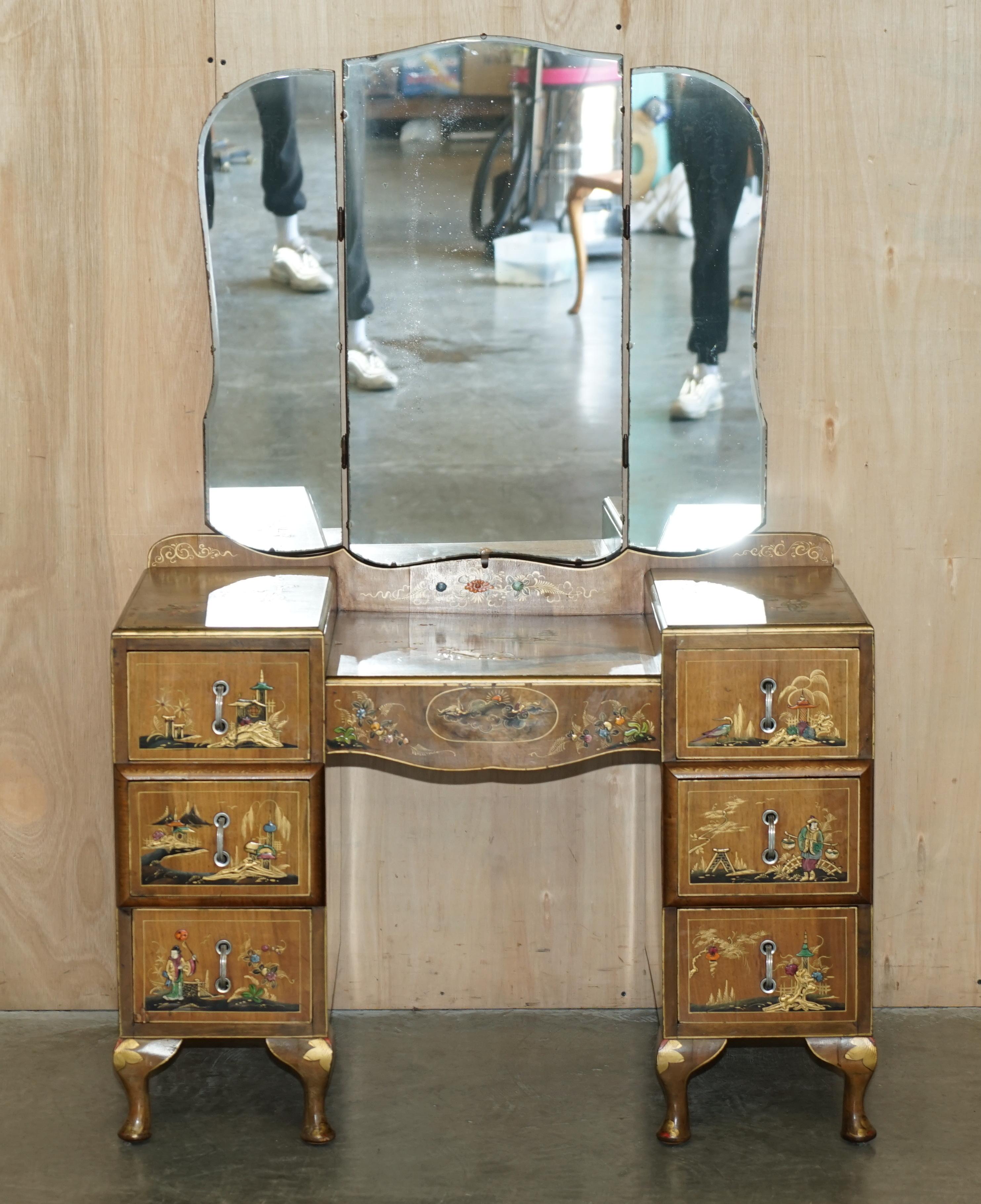 Royal House Antiques

Royal House Antiques ist erfreut, dieses atemberaubende Original circa 1920's Hand gemacht Chinese Chinoiserie Schminktisch mit Tri Foldes Spiegeln, die Teil einer Suite ist zum Verkauf anbieten 

Bitte beachten Sie die