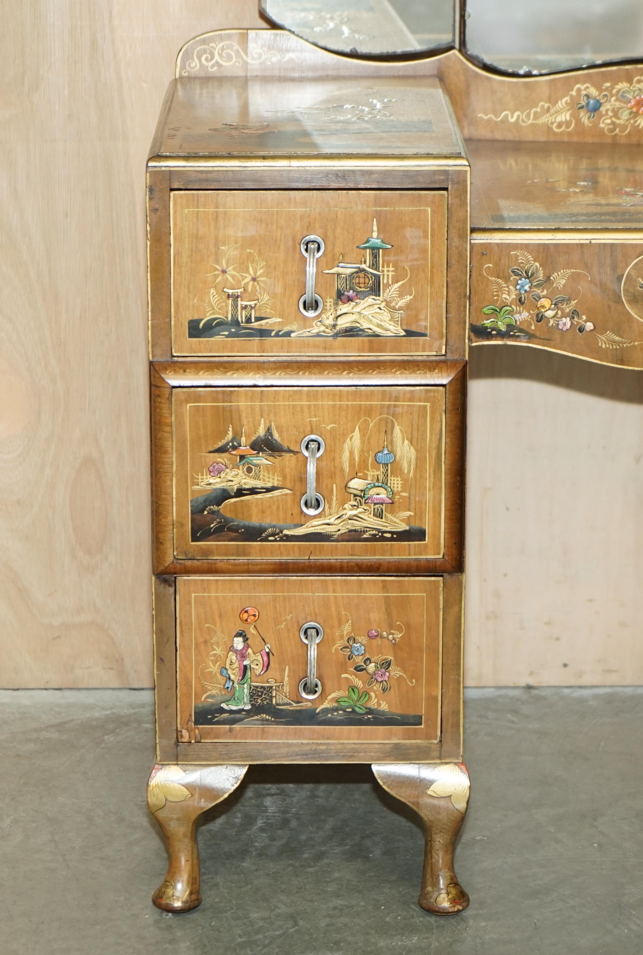 EXQUISITE CHiNESE EXPORT CHINOISERIE WALNUT DRESSING TABLE PART OF A SUITe For Sale 1