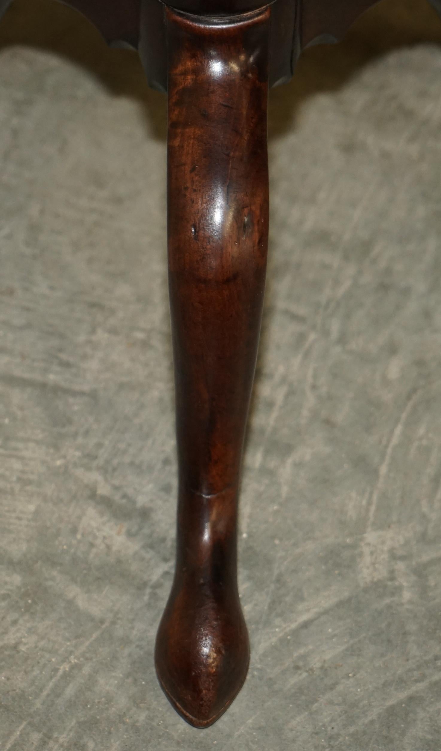 Exquisita Cir 1860 Antigua Mesa Trípode de Madera Dura Flameada con Corteza de Pastel en venta 2