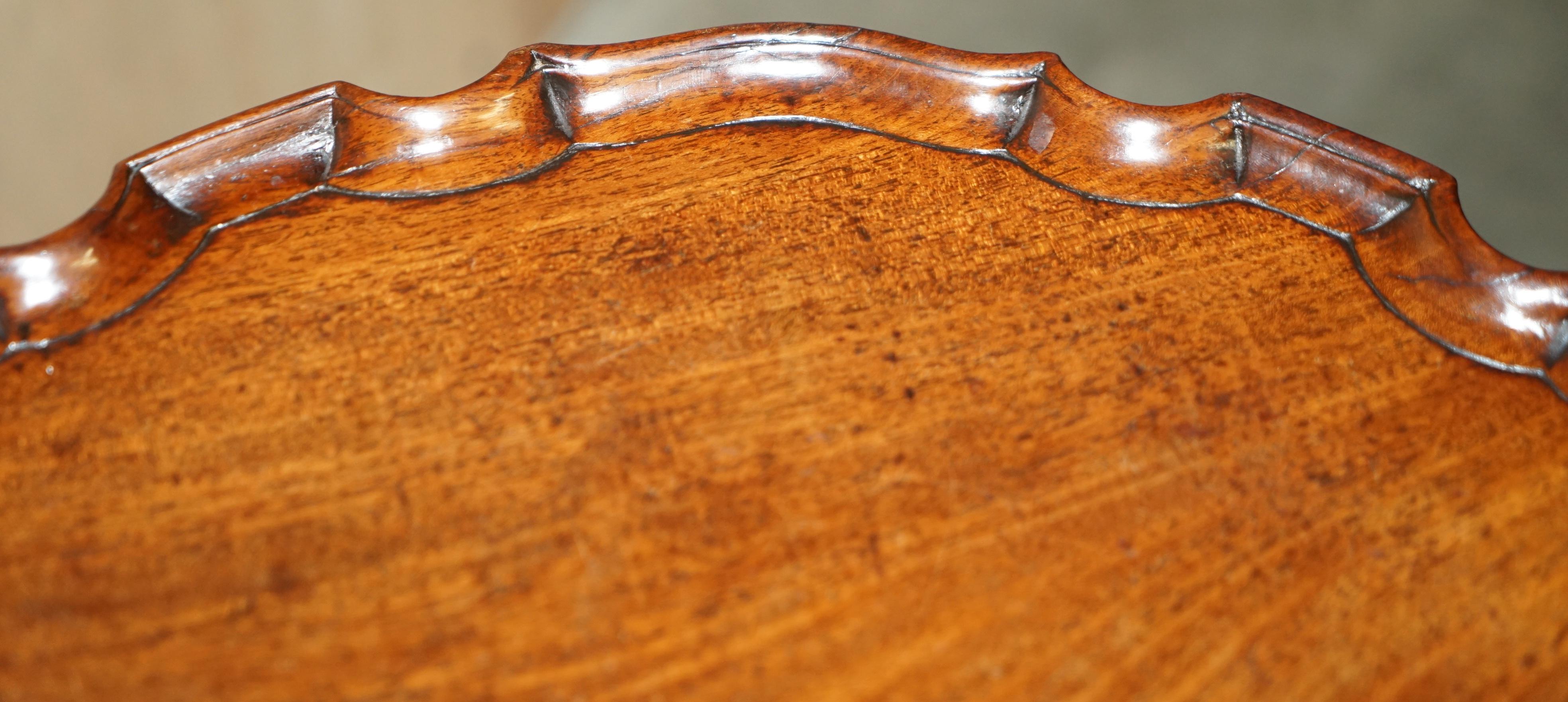 Exquisita Cir 1860 Antigua Mesa Trípode de Madera Dura Flameada con Corteza de Pastel en venta 6