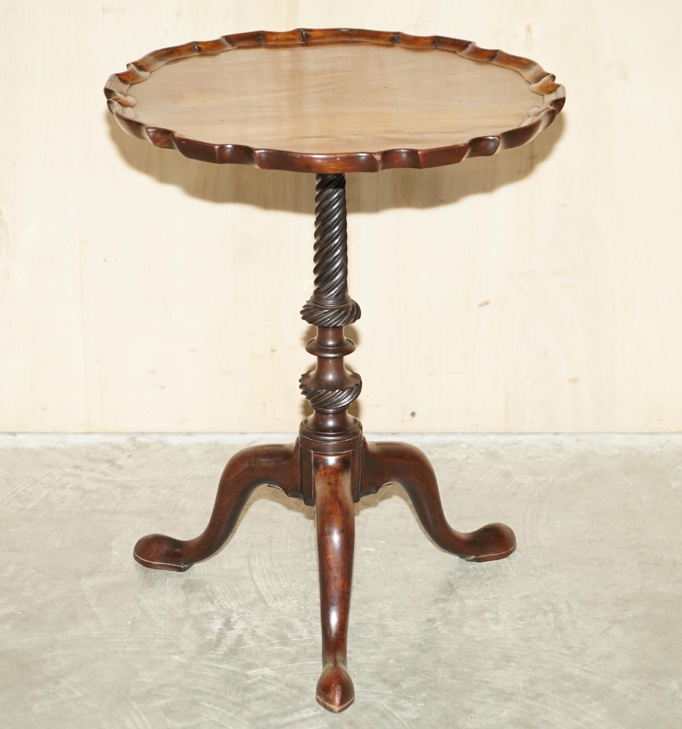Nous avons le plaisir d'offrir à la vente cette très belle table tripode d'après l'original de Gillow's of Lancaster avec plateau en acajou flammé.

Une pièce décorative de très bonne facture, qui s'intègre parfaitement dans n'importe quel