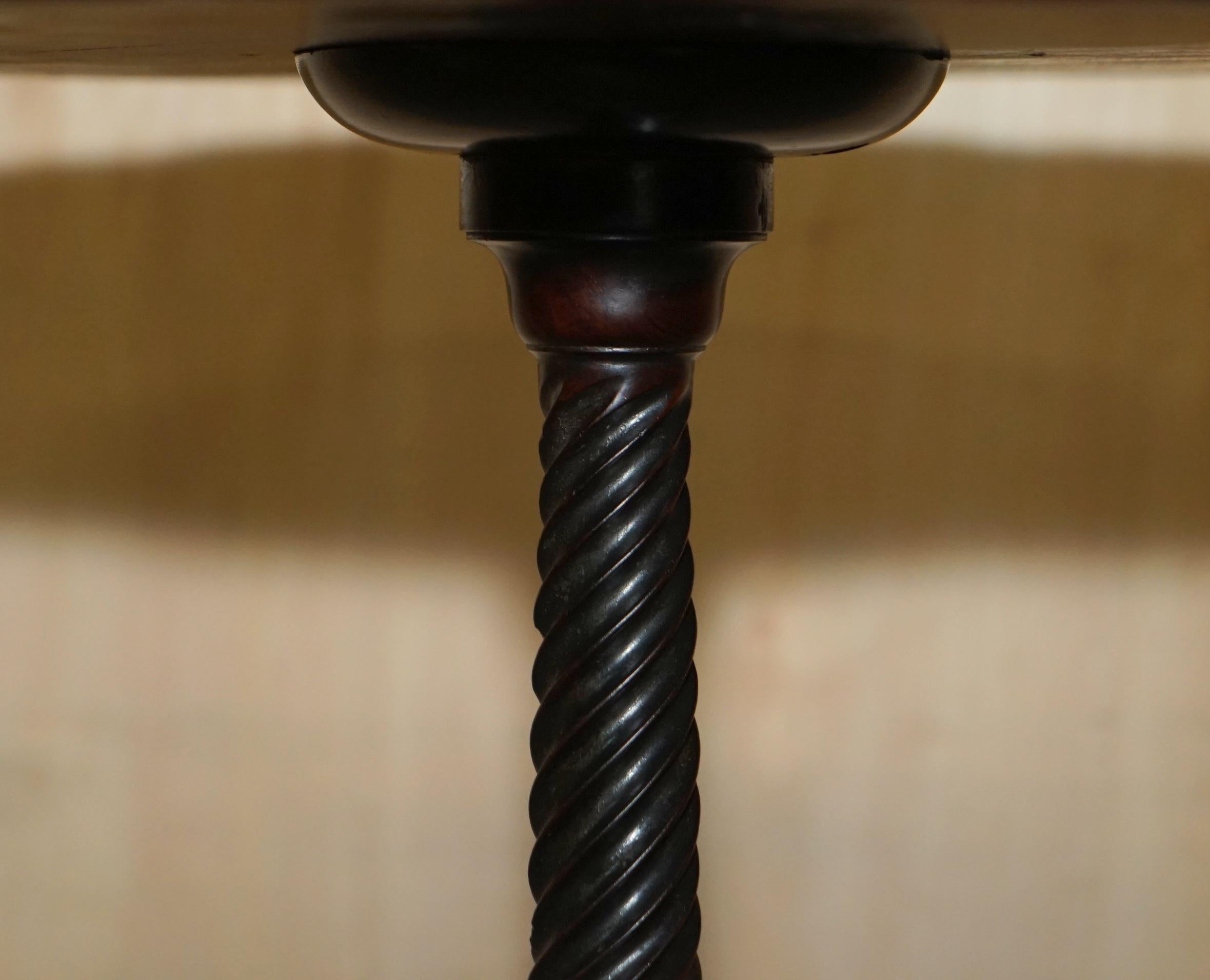 Anglais Exquise lampe d'appoint Cir 1860 à trois pieds en bois de feuillus flamboyant d'antiquités en vente