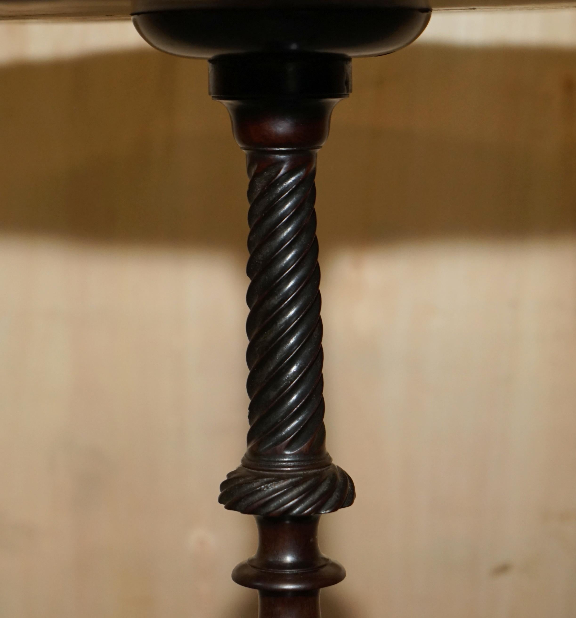 Fait main Exquise lampe d'appoint Cir 1860 à trois pieds en bois de feuillus flamboyant d'antiquités en vente