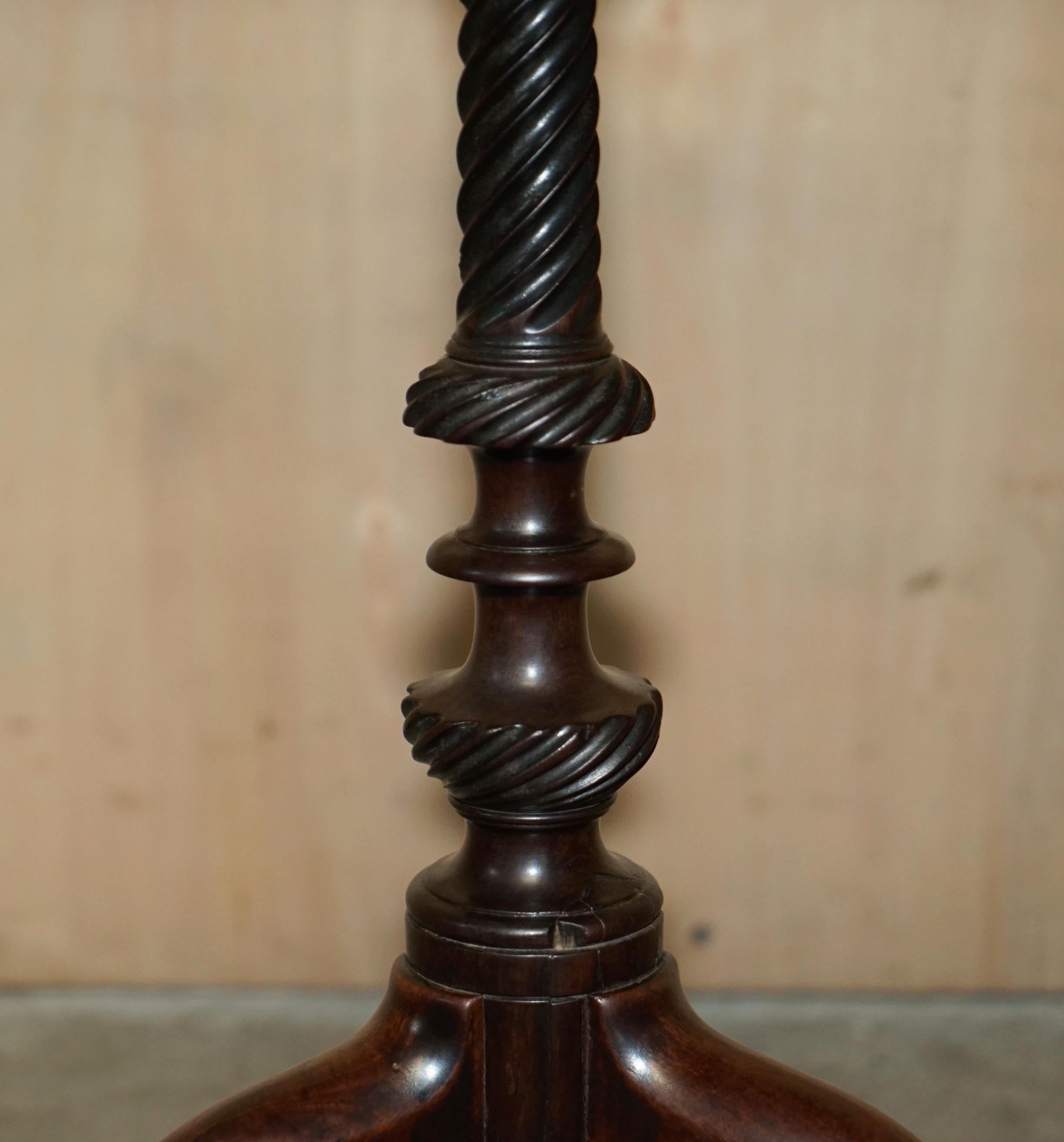 Milieu du XIXe siècle Exquise lampe d'appoint Cir 1860 à trois pieds en bois de feuillus flamboyant d'antiquités en vente