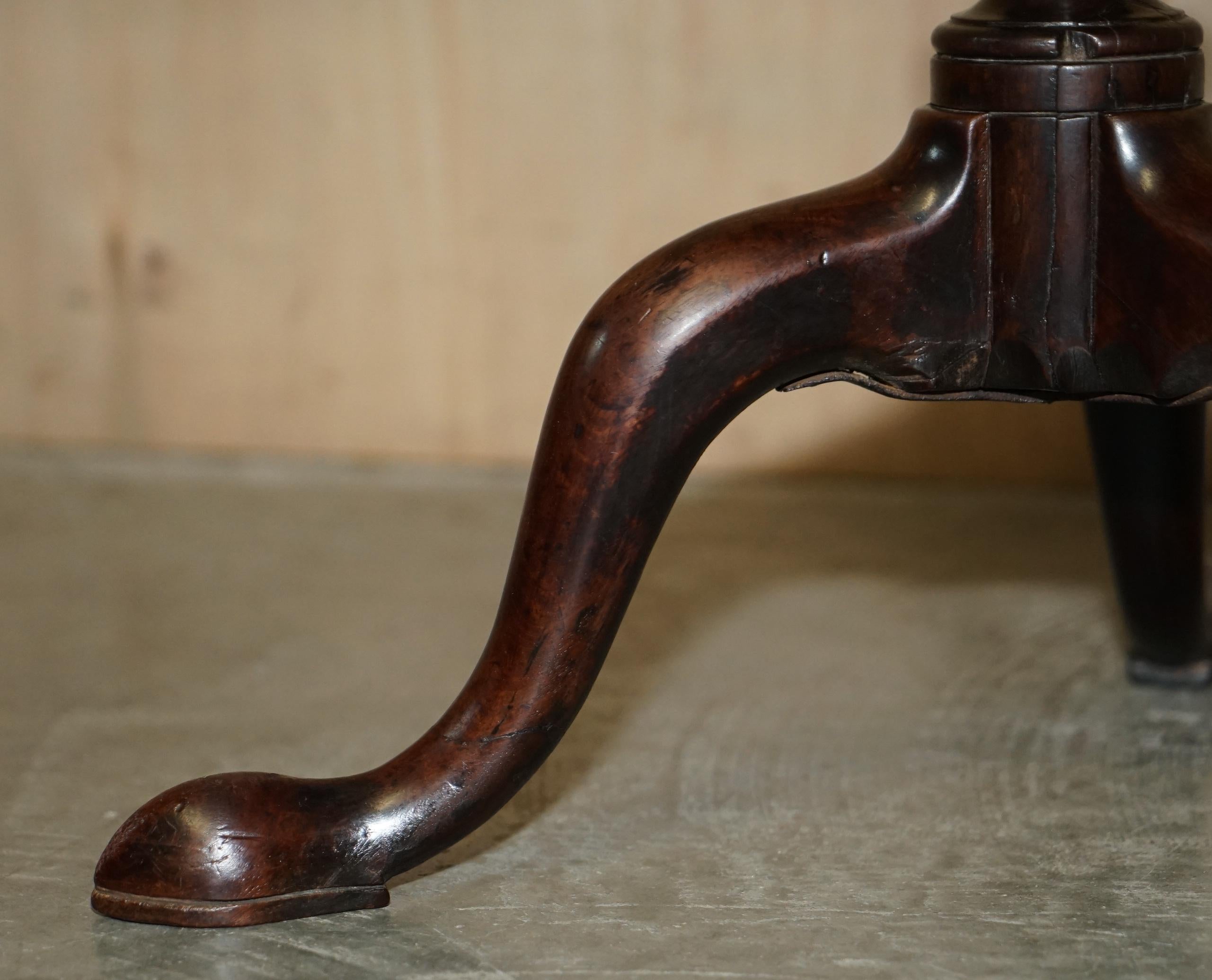 Exquisita Cir 1860 Antigua Mesa Trípode de Madera Dura Flameada con Corteza de Pastel Madera dura en venta
