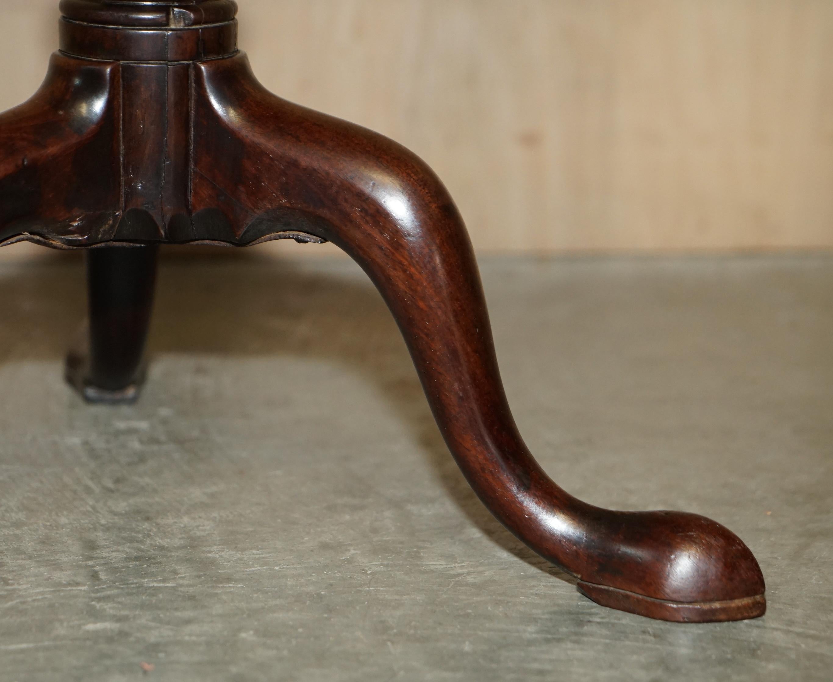 Exquise lampe d'appoint Cir 1860 à trois pieds en bois de feuillus flamboyant d'antiquités en vente 2