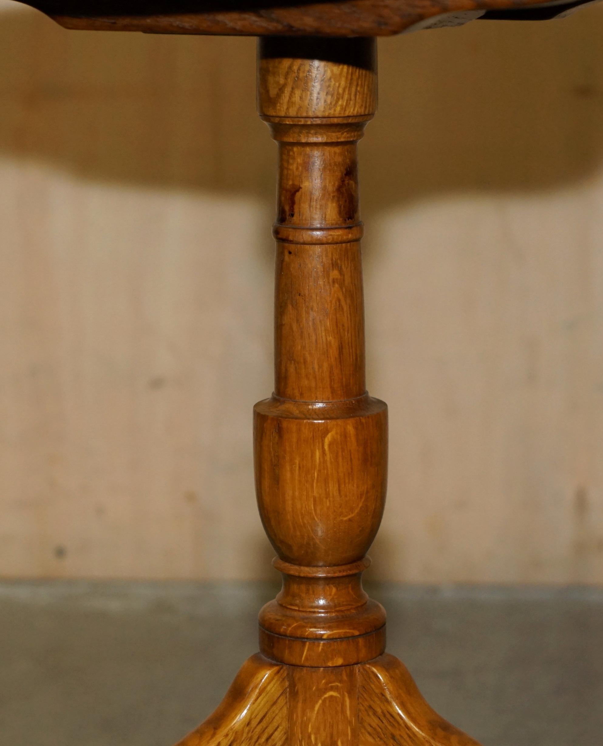 EXQUISITE CIRA 1840 ANTIQUE TIGER OAK CUT SiDE END LAMP TILT TOP TRIPOD TABLE For Sale 6