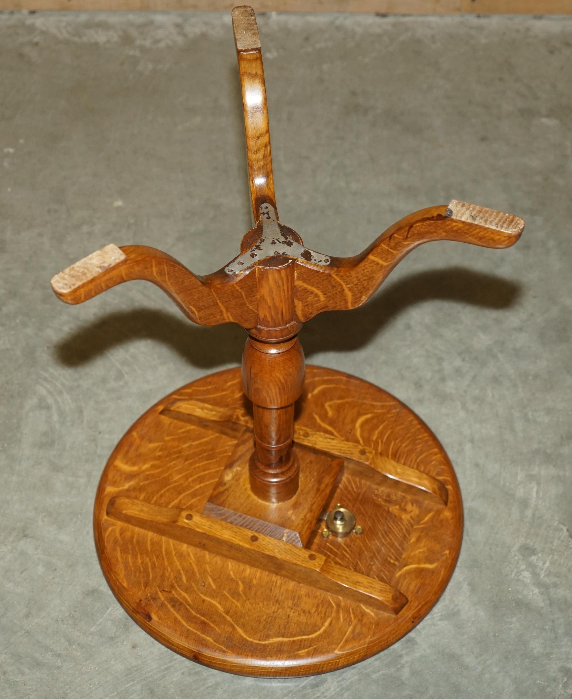 EXQUISITE CIRA 1840 ANTIQUE TIGER OAK CUT SiDE END LAMP TILT TOP TRIPOD TABLE For Sale 7