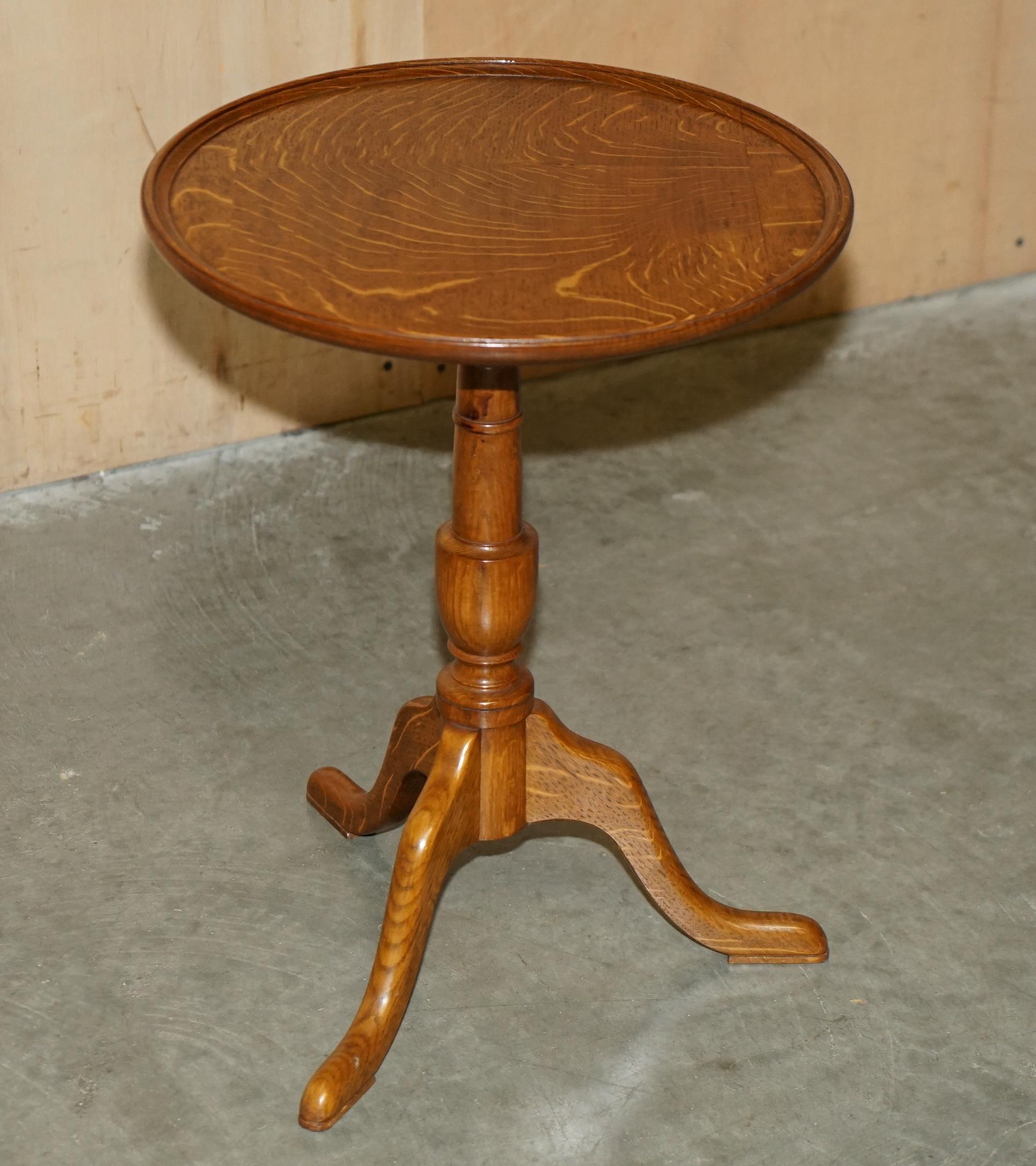 Oak EXQUISITE CIRA 1840 ANTIQUE TIGER OAK CUT SiDE END LAMP TILT TOP TRIPOD TABLE For Sale