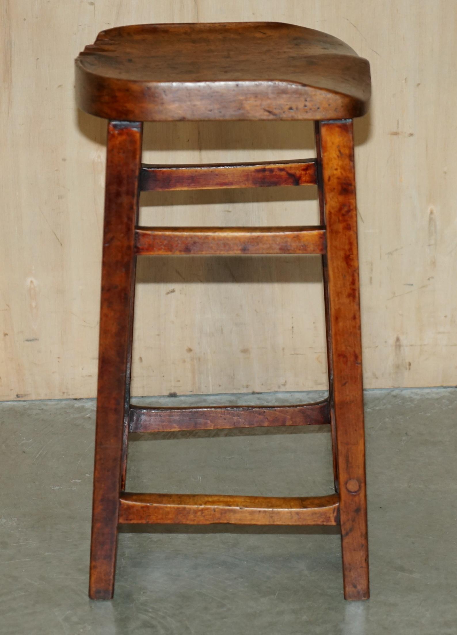 EXQUISITE CIRCA 1880 HAND MADE FRUiTWOOD DRAFTSMAN ARTIST STOOL STUNNING PATINA For Sale 3