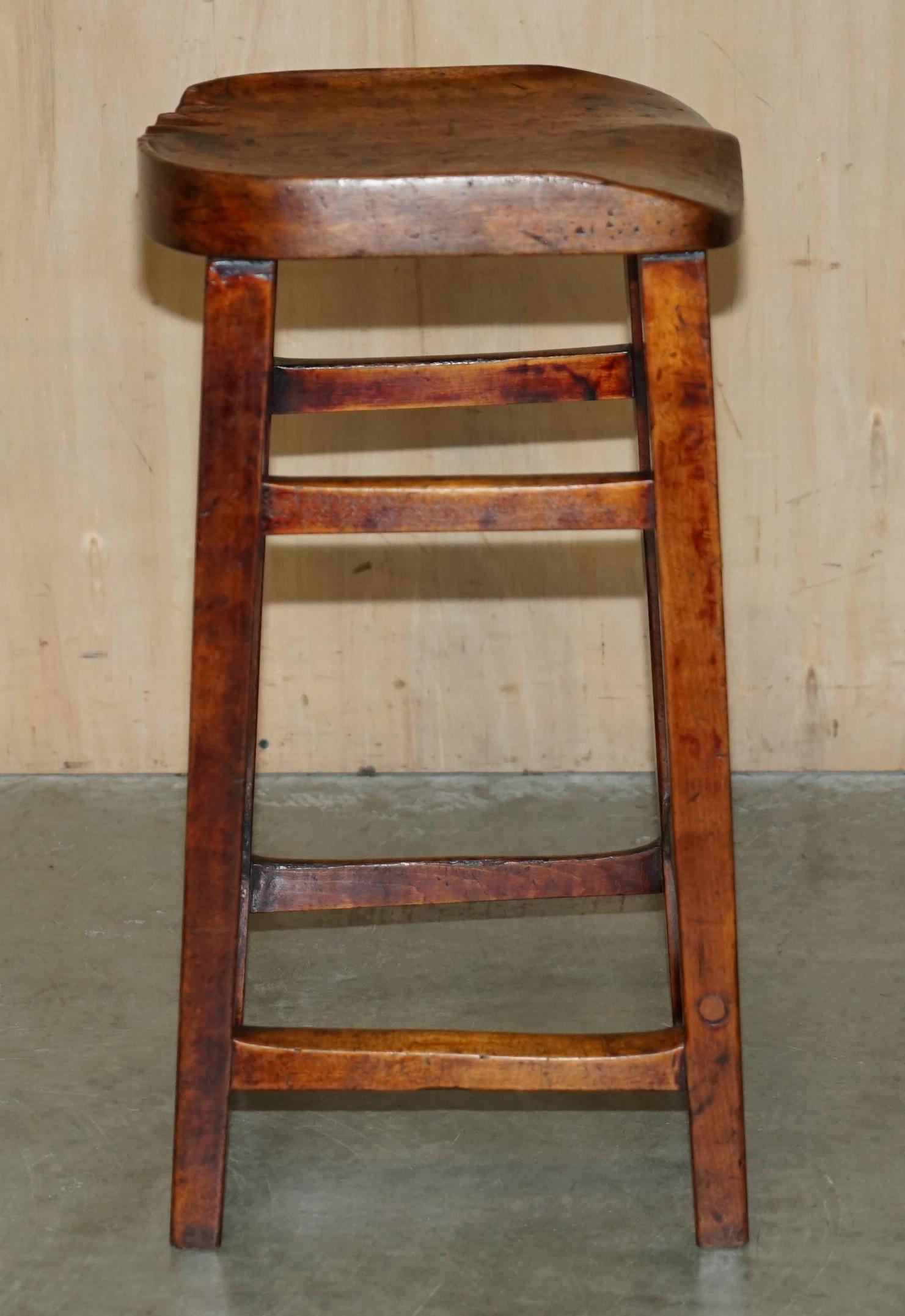 EXQUISITE CIRCA 1880 HAND MADE FRUiTWOOD DRAFTSMAN ARTIST STOOL STUNNING PATINA For Sale 1