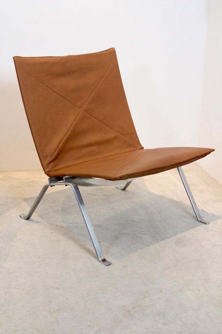 Exquisite Cognac Leather PK22 chairs by Poul Kjærholm for E. Kold Christensen For Sale 3
