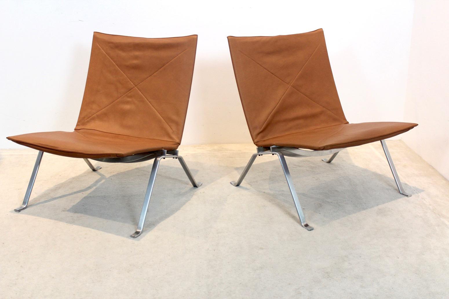Exquisite Cognac Leather PK22 chairs by Poul Kjærholm for E. Kold Christensen For Sale 3
