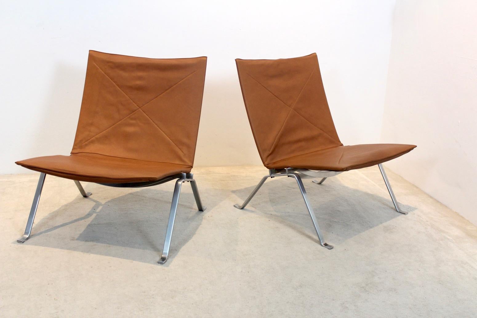 Exquisite Cognac Leather PK22 chairs by Poul Kjærholm for E. Kold Christensen For Sale 4