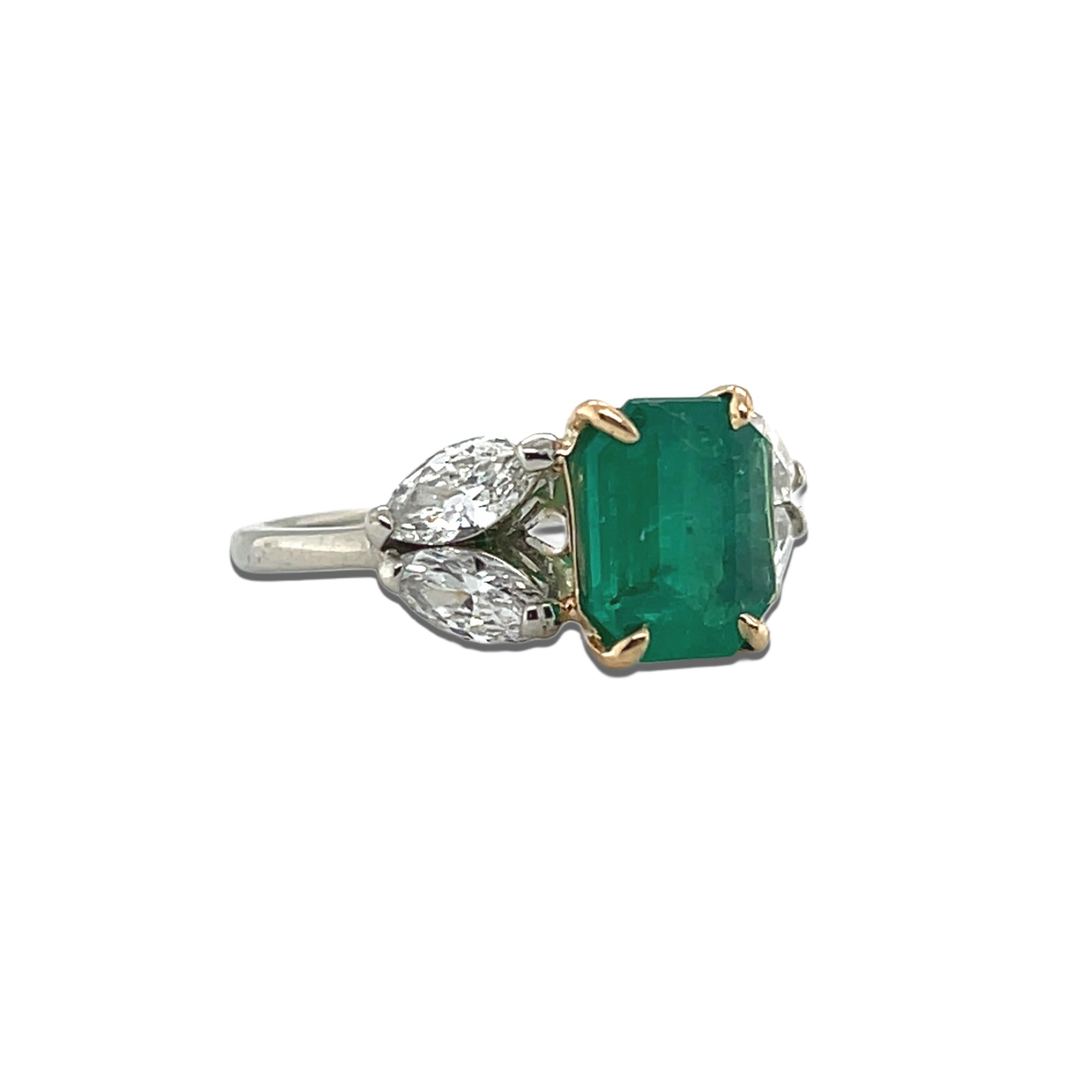 Exquisite Colombian Emerald and Diamond Ring in 18kt Yellow and White Gold For Sale 6