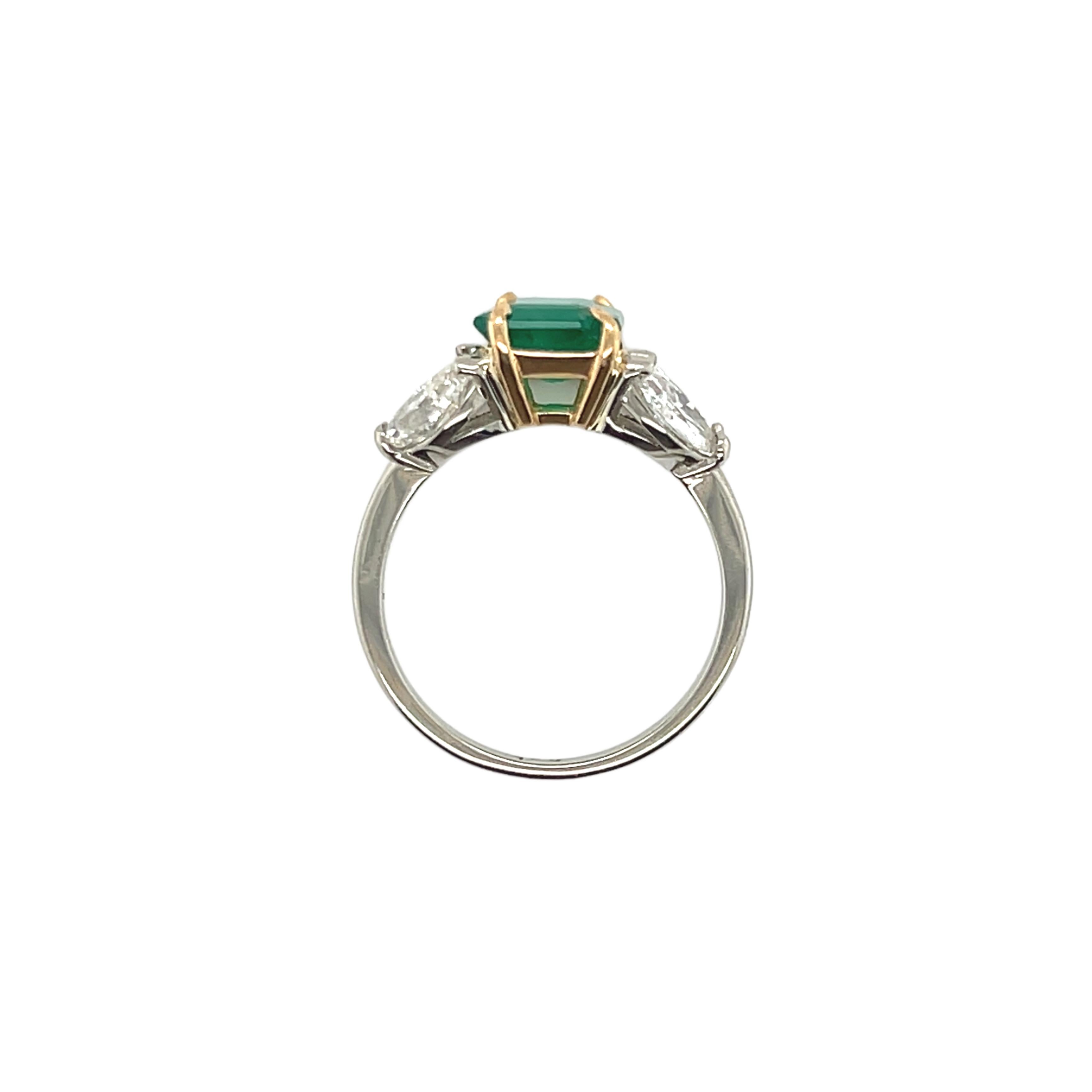 Exquisite Colombian Emerald and Diamond Ring in 18kt Yellow and White Gold For Sale 7