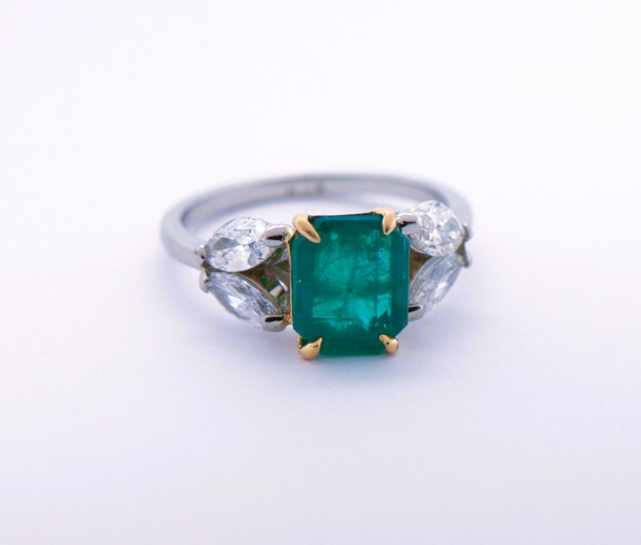 Exquisite Colombian Emerald and Diamond Ring in 18kt Yellow and White Gold For Sale 8