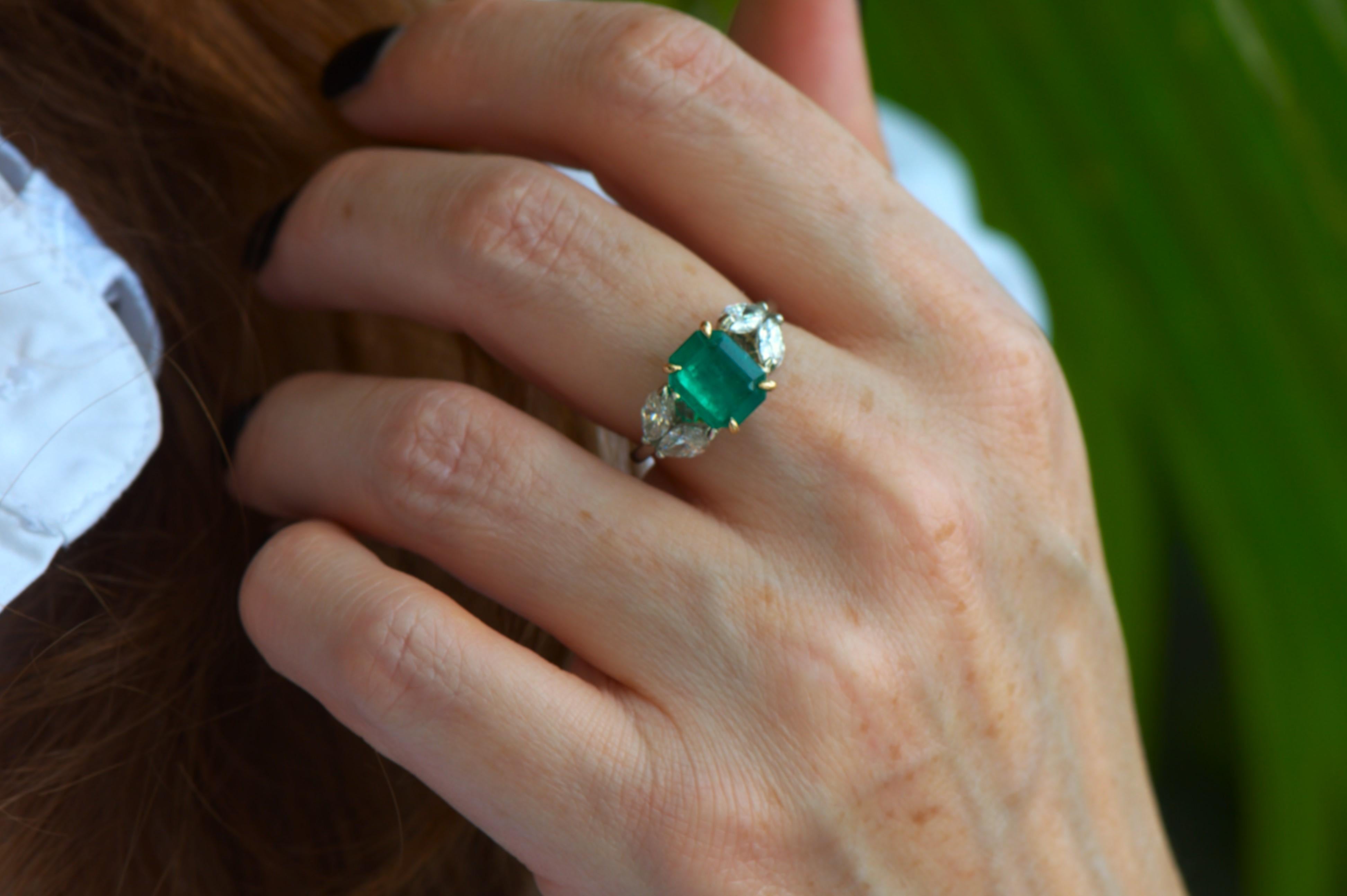 Exquisite Colombian Emerald and Diamond Ring in 18kt Yellow and White Gold In New Condition For Sale In Miami, FL