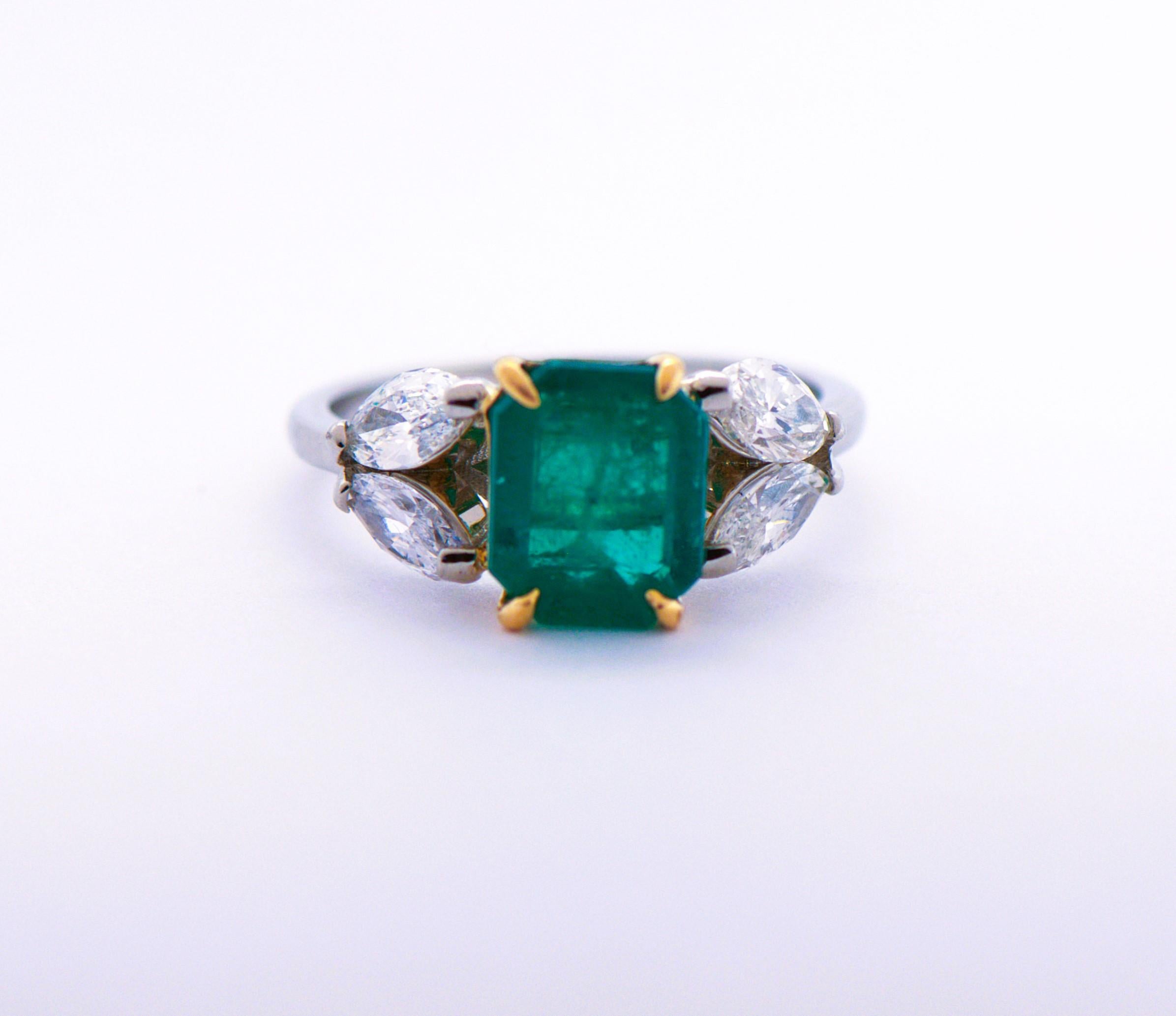 Women's Exquisite Colombian Emerald and Diamond Ring in 18kt Yellow and White Gold For Sale