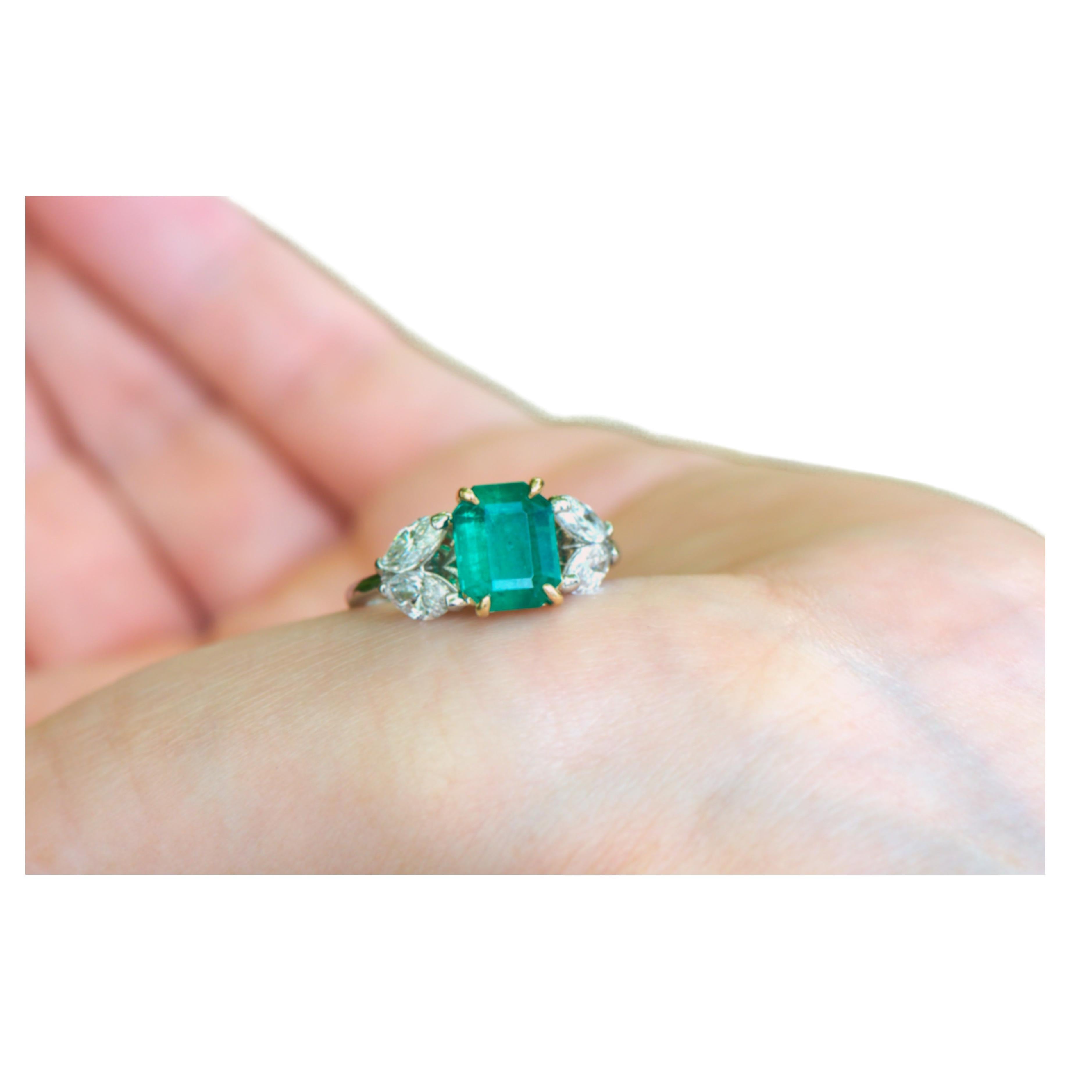 Exquisite Colombian Emerald and Diamond Ring in 18kt Yellow and White Gold For Sale 1