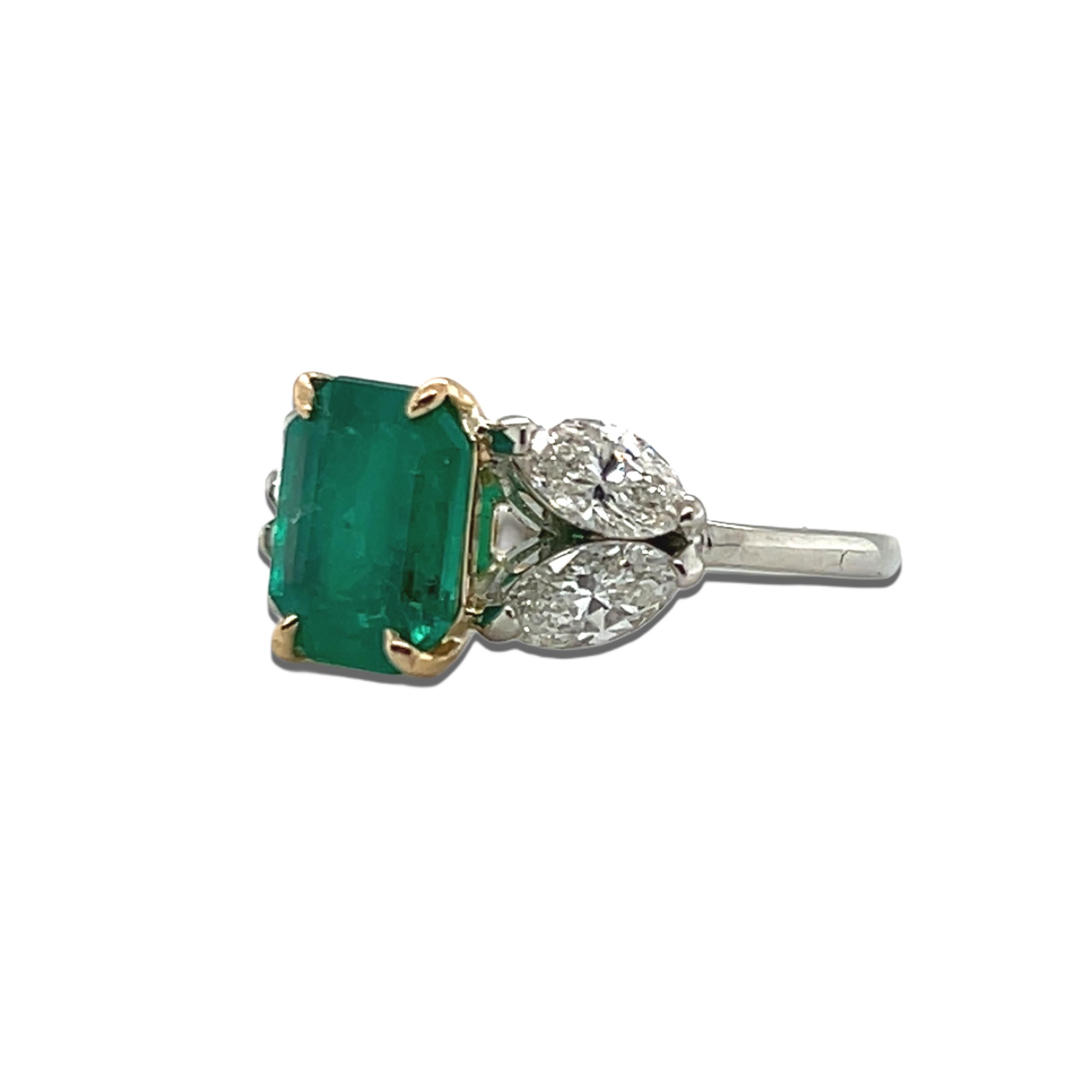 Exquisite Colombian Emerald and Diamond Ring in 18kt Yellow and White Gold For Sale 2