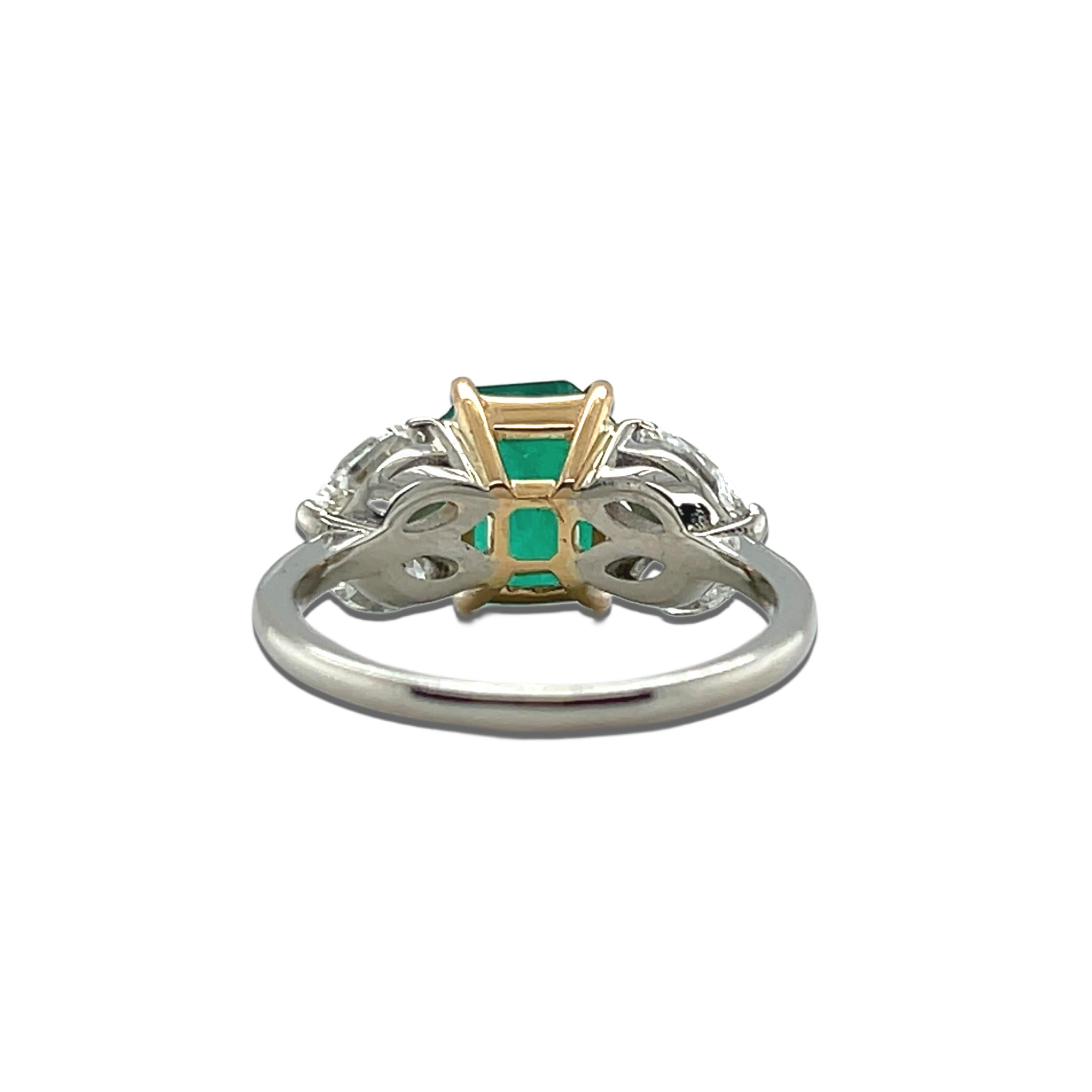 Exquisite Colombian Emerald and Diamond Ring in 18kt Yellow and White Gold For Sale 4