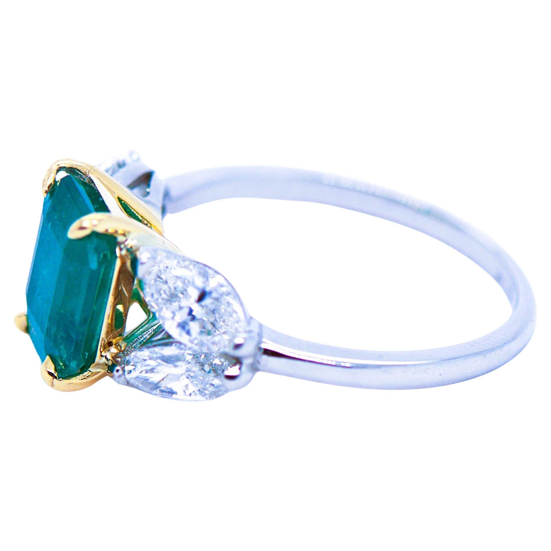 Contemporary Exquisite Colombian Emerald and Diamond Ring in 18kt Yellow and White Gold For Sale