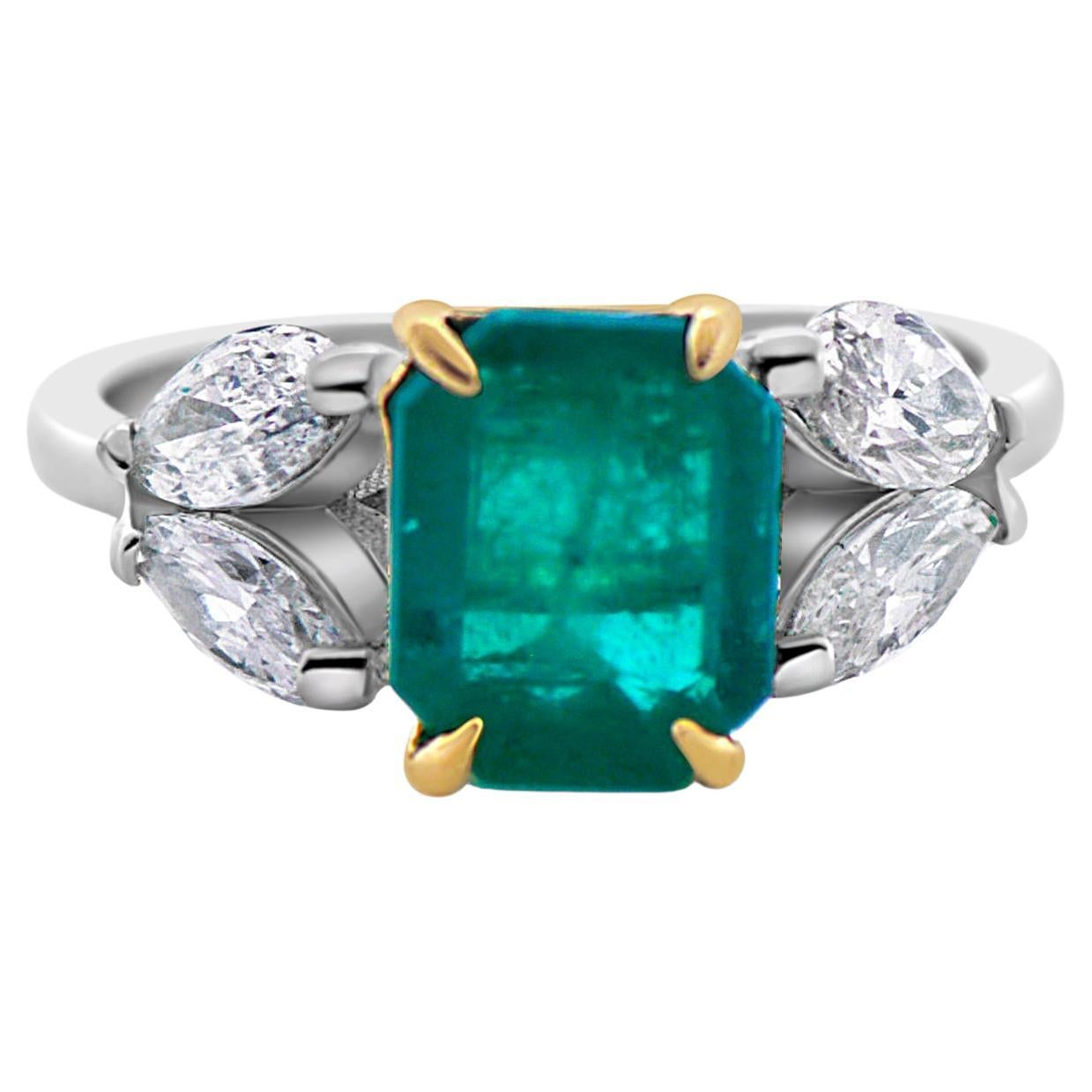 Exquisito Anillo de Esmeralda Colombiana y Diamantes en Oro Amarillo y Blanco de 18 Quilates