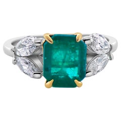 Exquisito Anillo de Esmeralda Colombiana y Diamantes en Oro Amarillo y Blanco de 18 Quilates