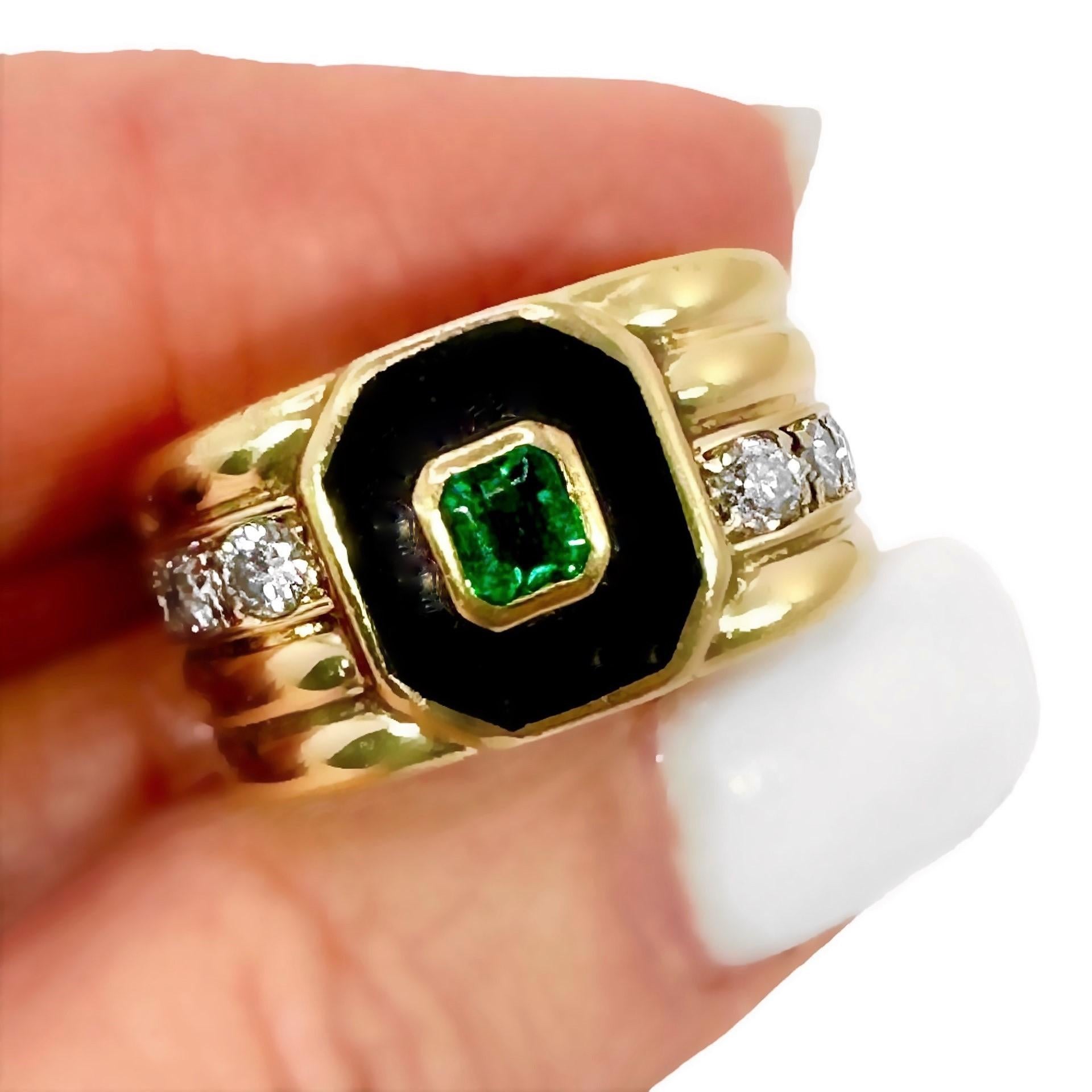 Exquisite Colombian Emerald set in 18K Yellow Gold Ring with Enamel and Diamonds For Sale 3