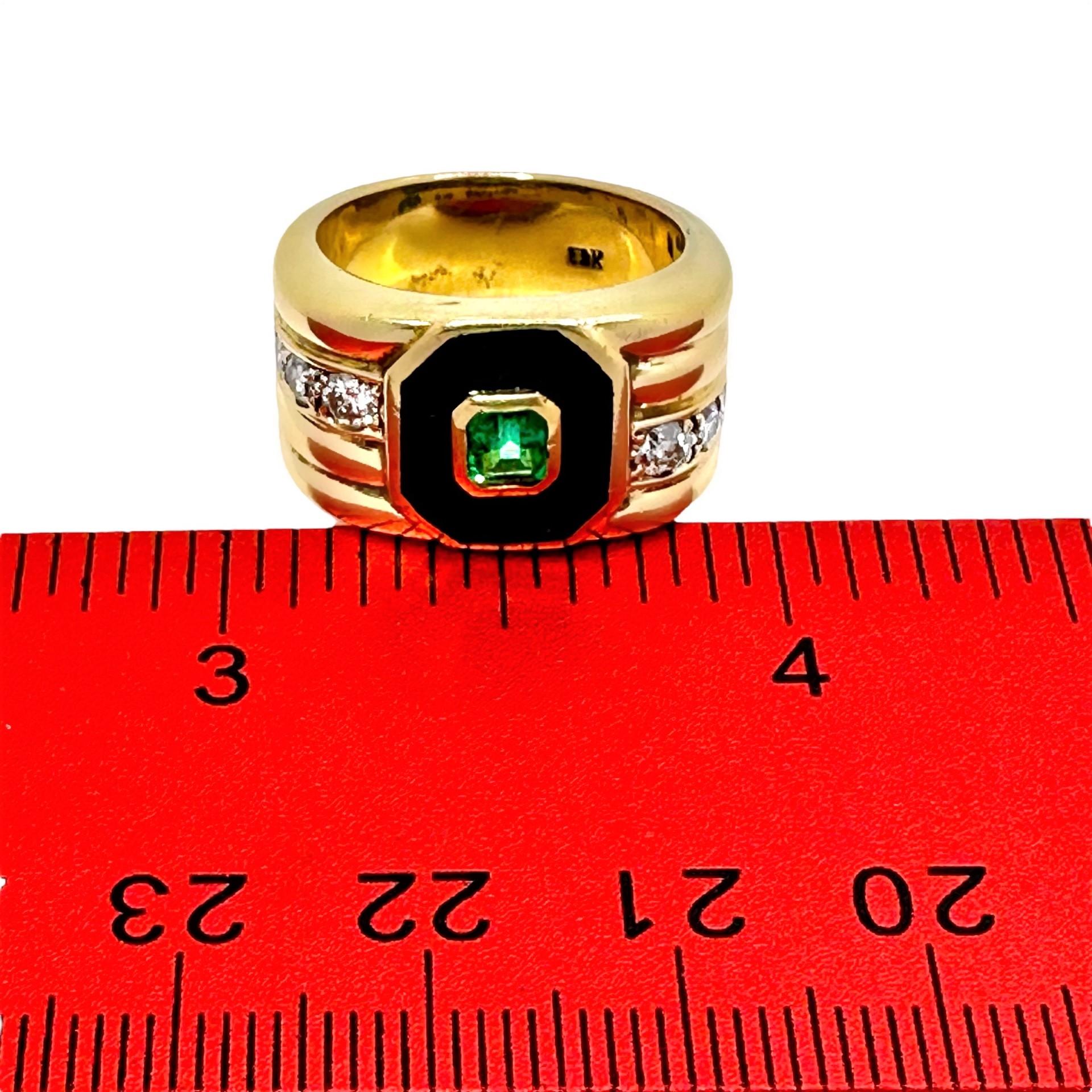 Exquisite Colombian Emerald set in 18K Yellow Gold Ring with Enamel and Diamonds For Sale 1