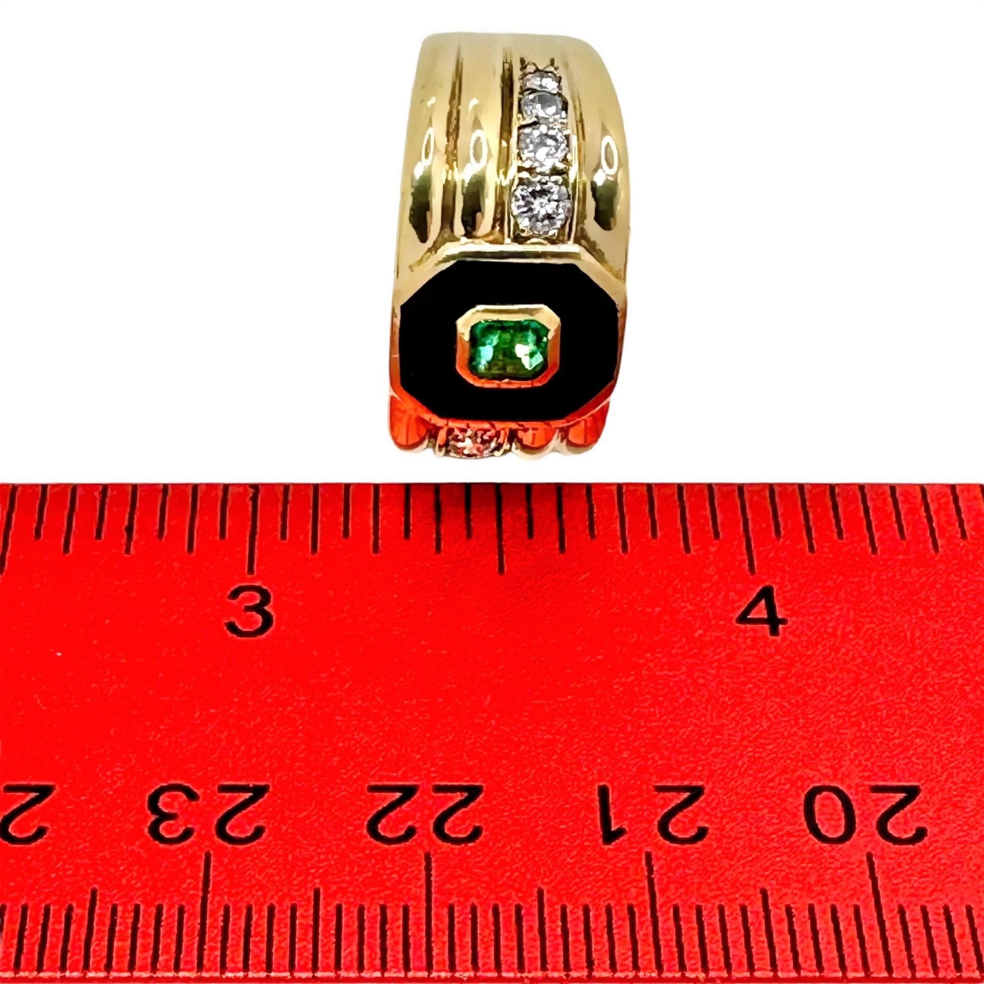 Exquisite Colombian Emerald set in 18K Yellow Gold Ring with Enamel and Diamonds For Sale 2