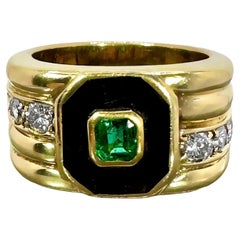Exquisiter kolumbianischer Smaragd in 18 Karat Gelbgold Ring mit Emaille und Diamanten gefasst
