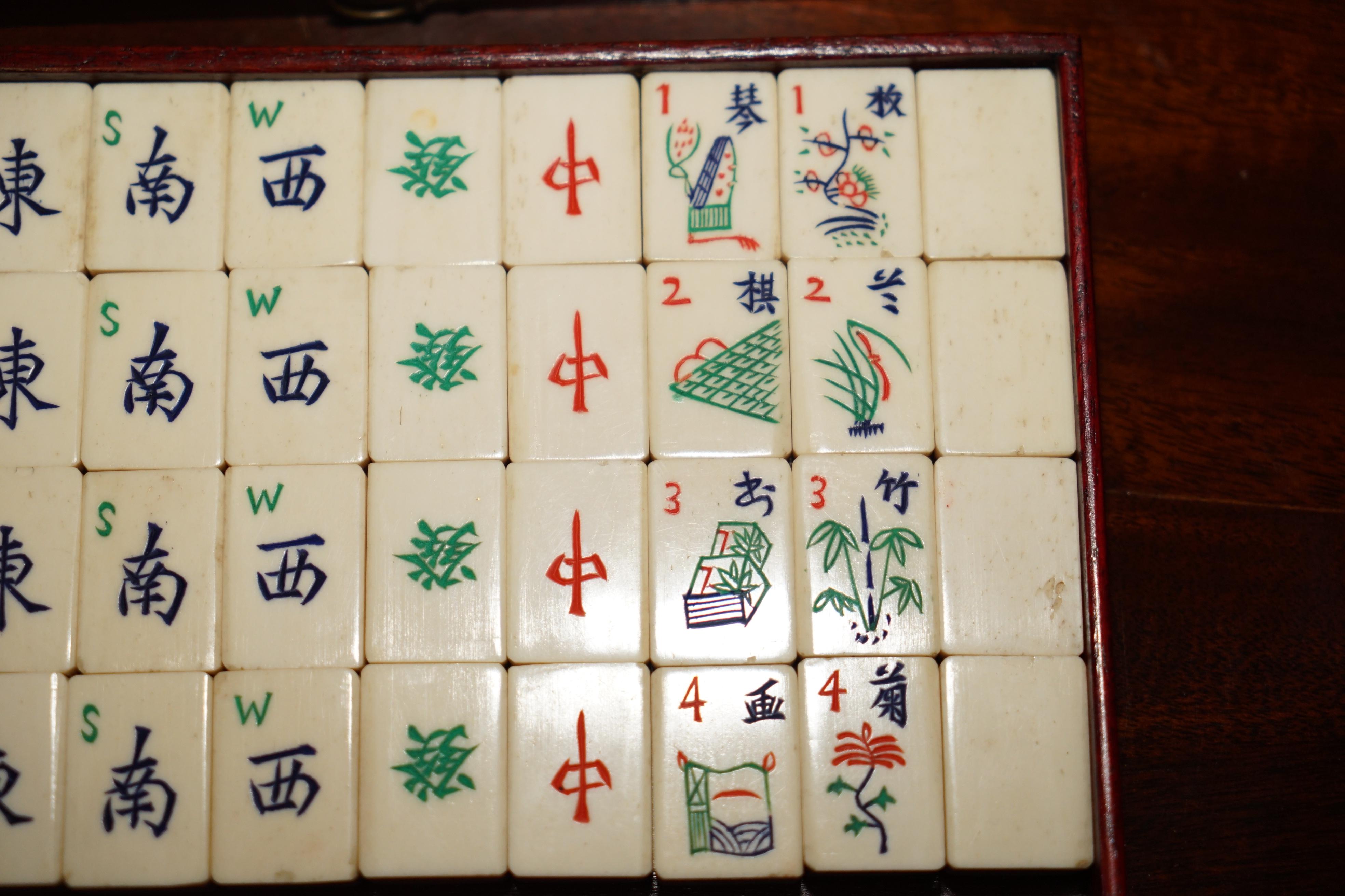EXQUISITE COMPLETE FOUR PERSON MAHJONG SUITE CIRCA 1920's CHINESE EXPORT PERIOD For Sale 7