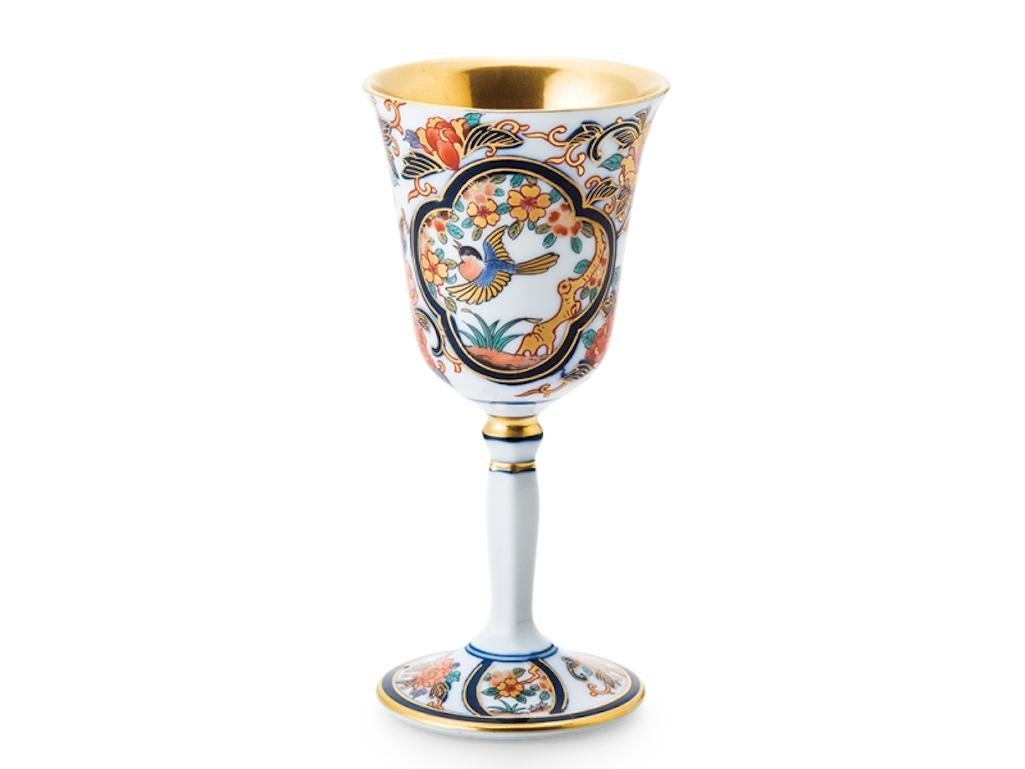 Llamativa taza contemporánea de porcelana japonesa Ko-Imari (antigua Imari) de tallo largo, en brillantes colores rojo, azul y verde y generosa aplicación de oro que son características de la porcelana Ko-Imari llamada kinrande. Esta taza de