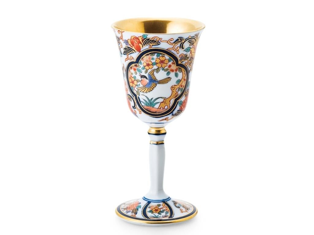 Auffällige zeitgenössische japanische Ko-Imari (altes Imari) Porzellan Tasse mit langem Stiel, in leuchtenden roten, blauen und grünen Farben und großzügiger Goldapplikation, die charakteristisch für Ko-Imari Porzellan sind, genannt kinrande. Diese